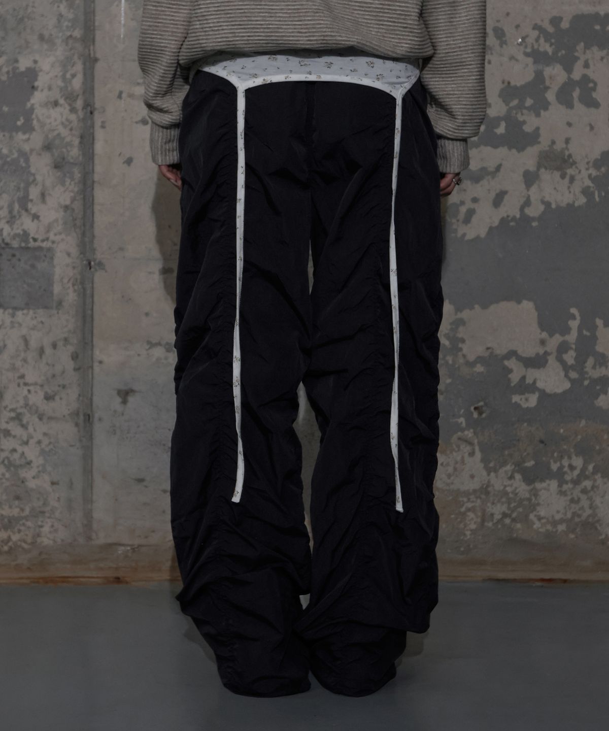 팬시클럽(FANCY CLUB) 로우라이즈 나일론 셔링 팬츠 (BLACK) F25ZD974