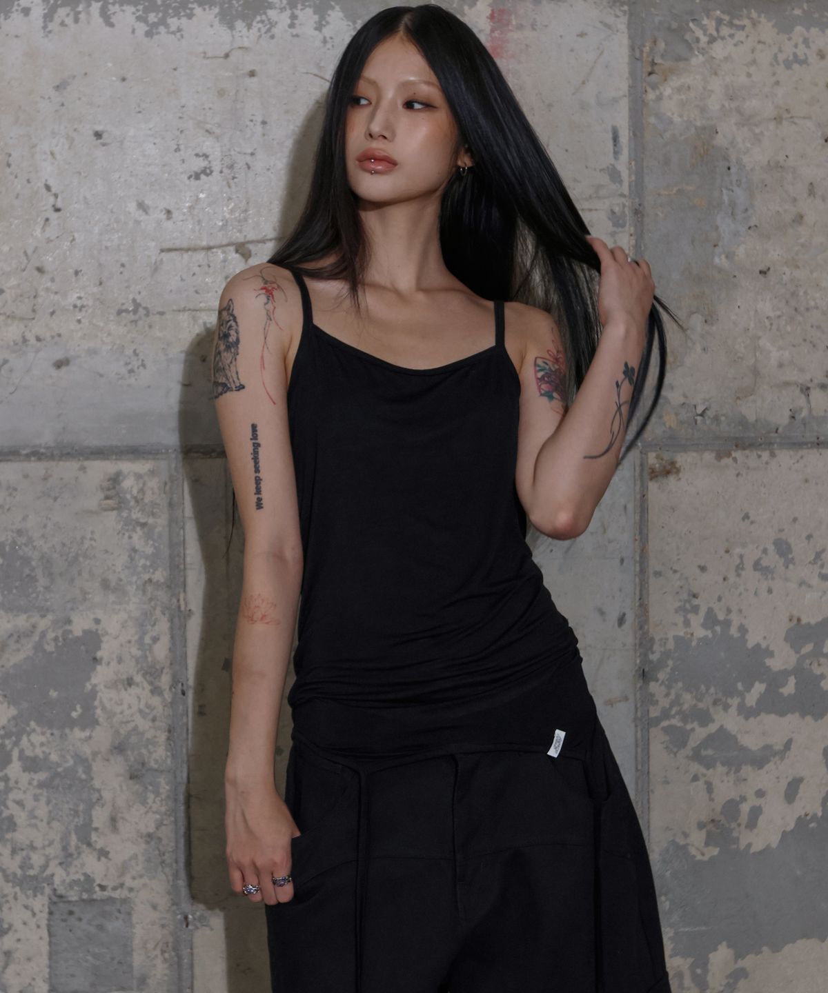팬시클럽(FANCY CLUB) 2-WAY 스트랩 슬리브리스 (BLACK) F25ZB029