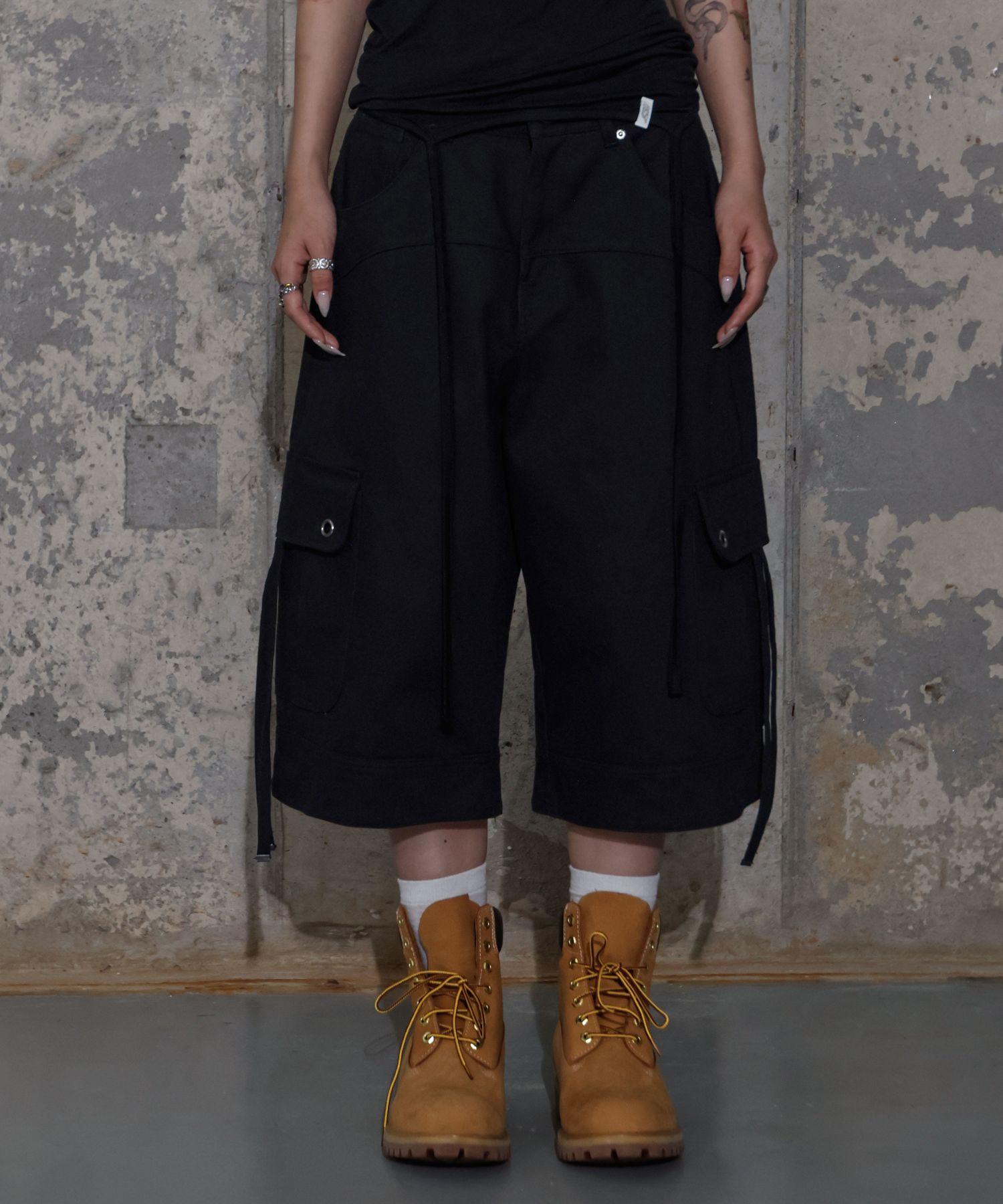 MUSINSA公式 | FANCY CLUB Cross Pocket Bermuda Pants (BLACK) F25ZD975