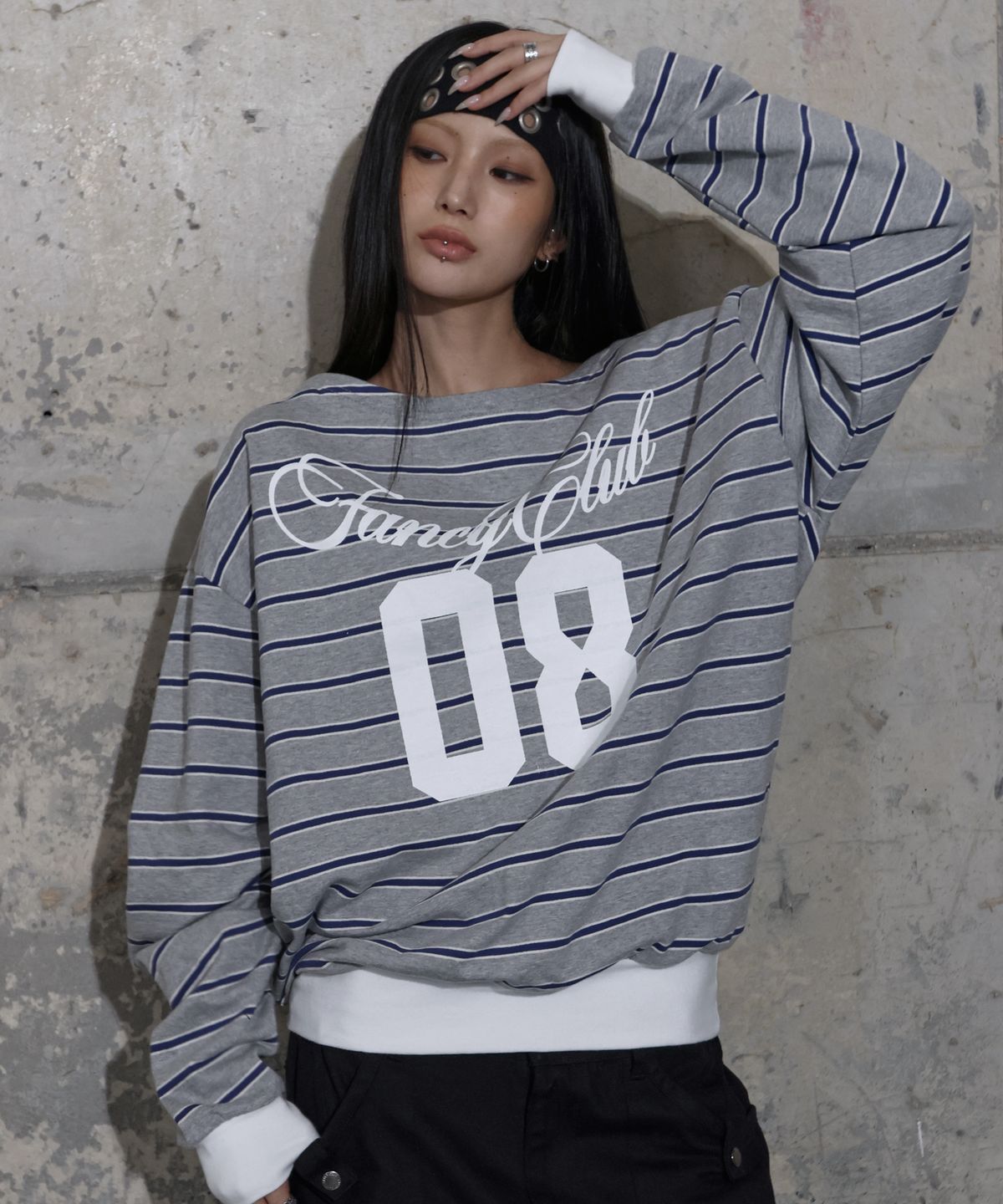 팬시클럽(FANCY CLUB) 스트라이프 원숄더 스웻셔츠 (GRAY) F25ZB017