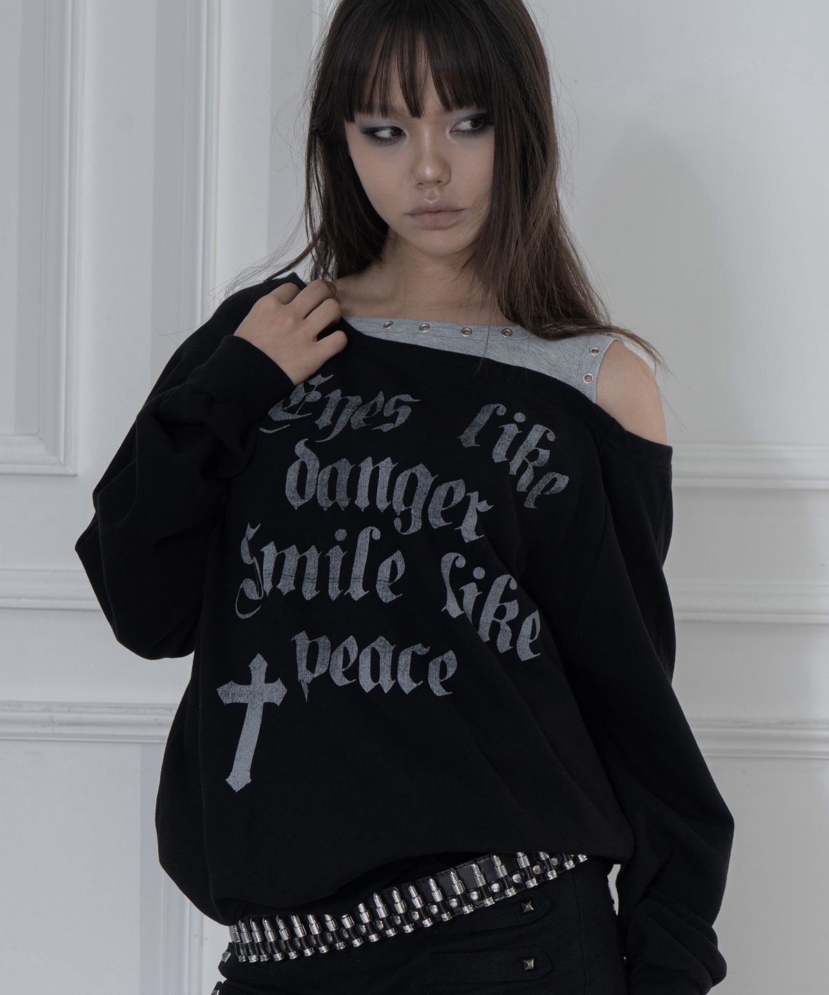 팬시클럽(FANCY CLUB) 로저리 노이어 스웻셔츠 (BLACK) F25ZB016