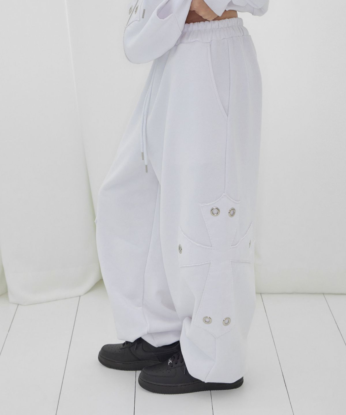 팬시클럽(FANCY CLUB) 빅 크로스 아일렛 스웻팬츠 (WHITE) F26QD980