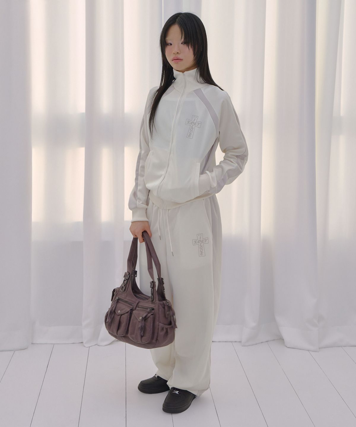 팬시클럽(FANCY CLUB) 프로스 글로시 트랙팬츠 (IVORY) F26QD162