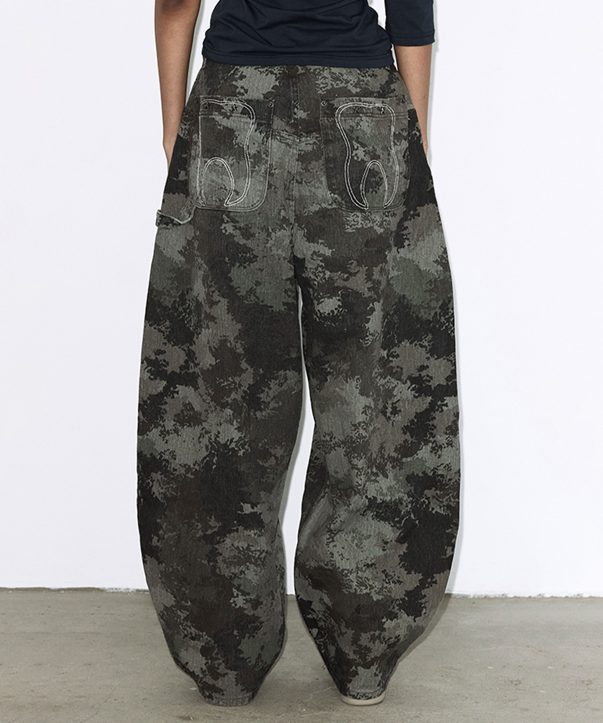 팬시클럽(FANCY CLUB) 투스잼 와이드 데님 팬츠 (CAMO) F26QD150