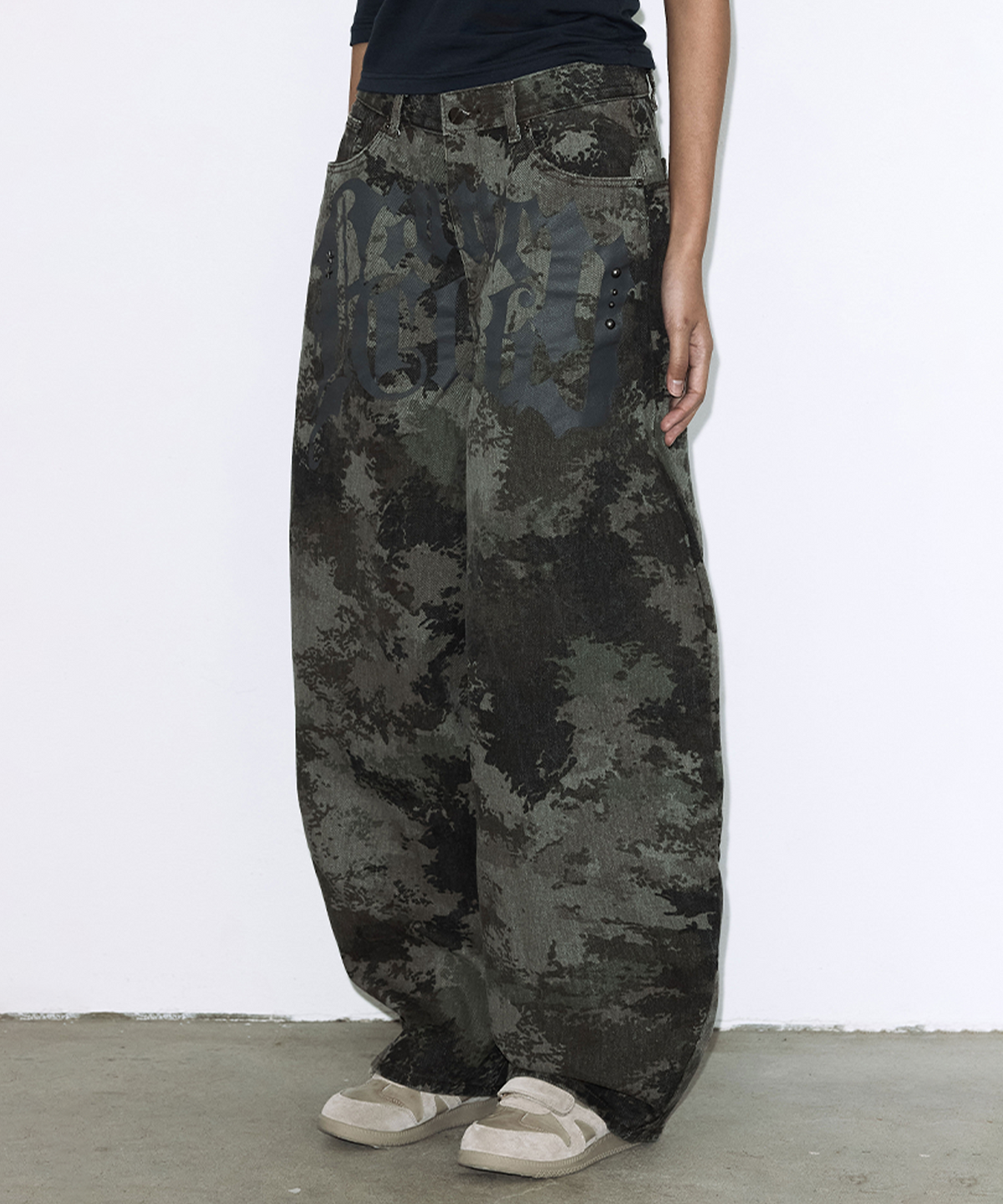 팬시클럽(FANCY CLUB) 투스잼 와이드 데님 팬츠 (CAMO) F26QD150