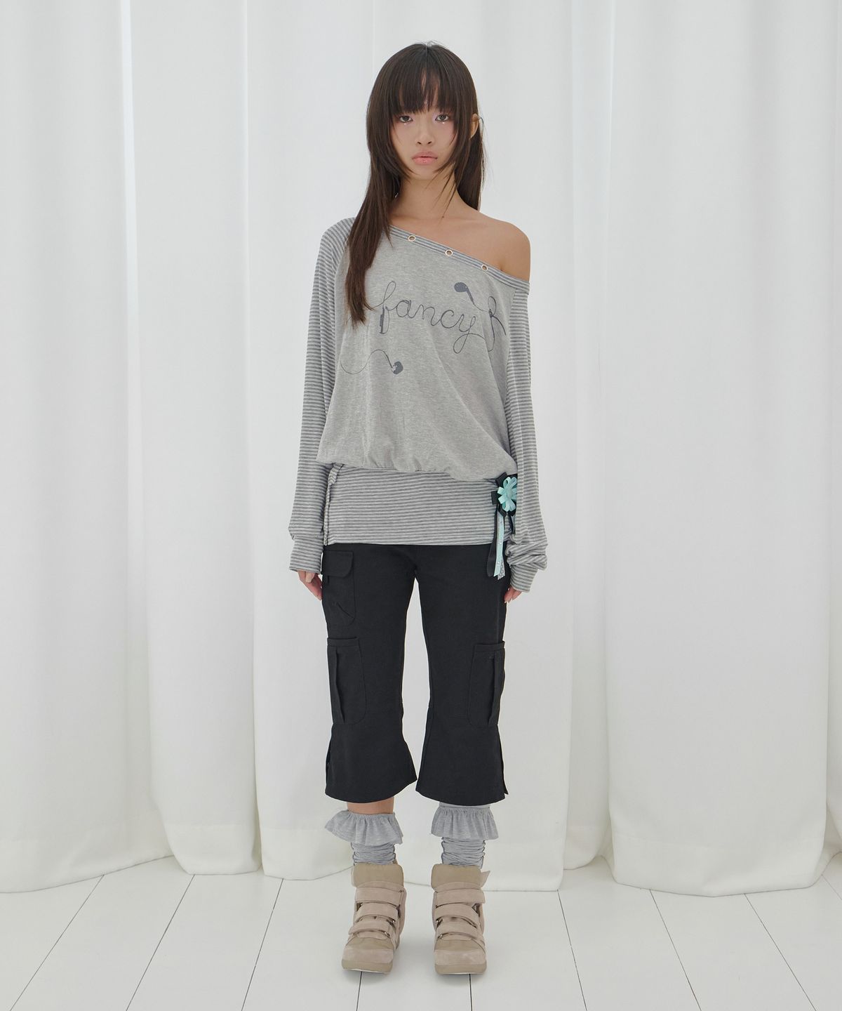 팬시클럽(FANCY CLUB) 드로잉 스트라이프 오프숄더 (GRAY) F26QB044