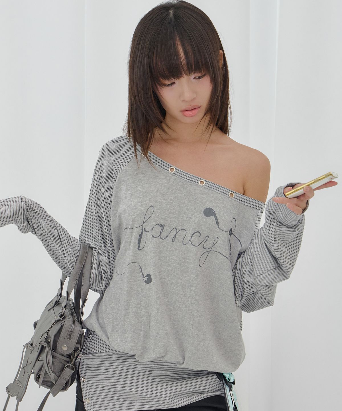 팬시클럽(FANCY CLUB) 드로잉 스트라이프 오프숄더 (GRAY) F26QB044