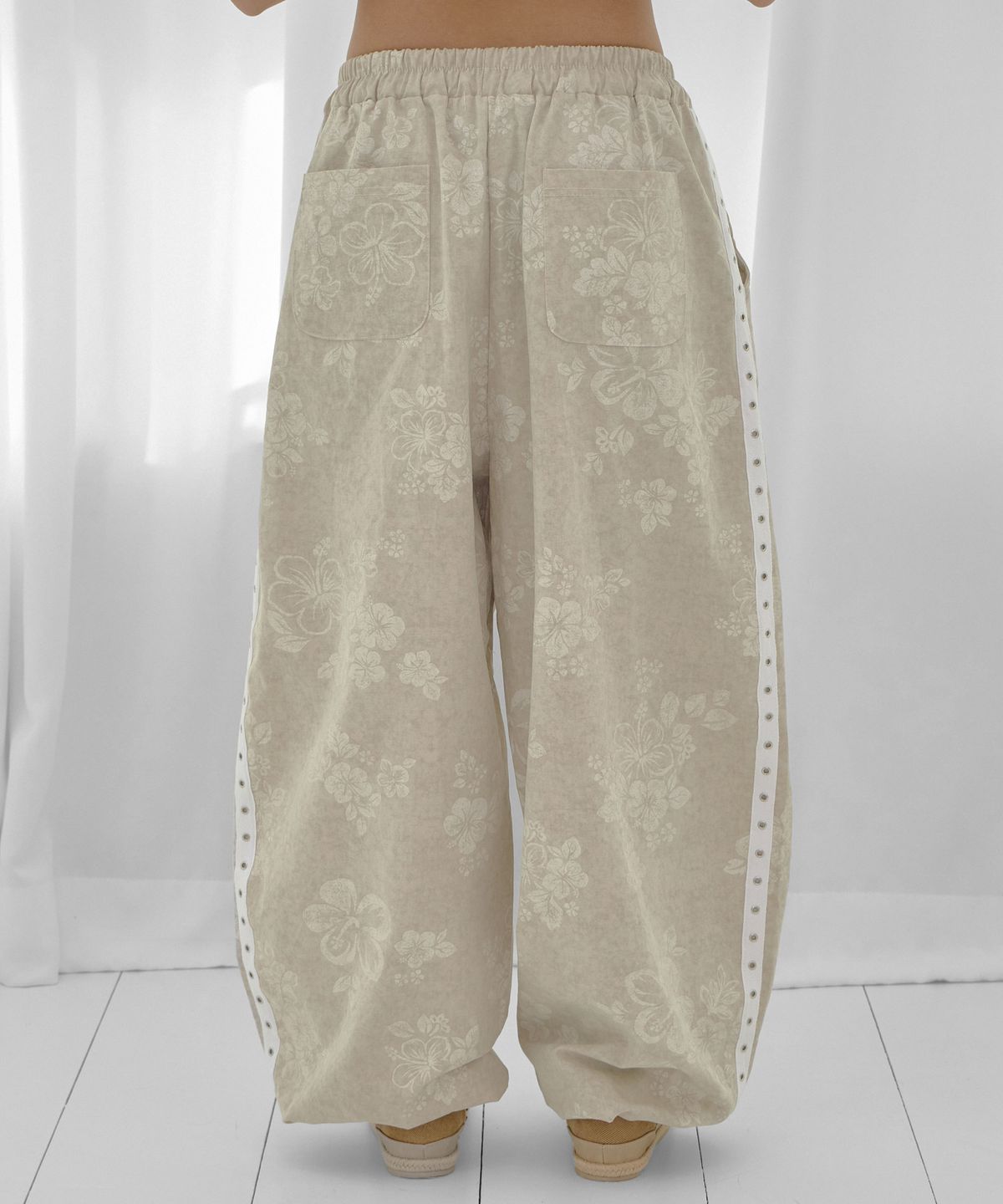 팬시클럽(FANCY CLUB) 플라워 트랙 팬츠 (BEIGE) F26QD157