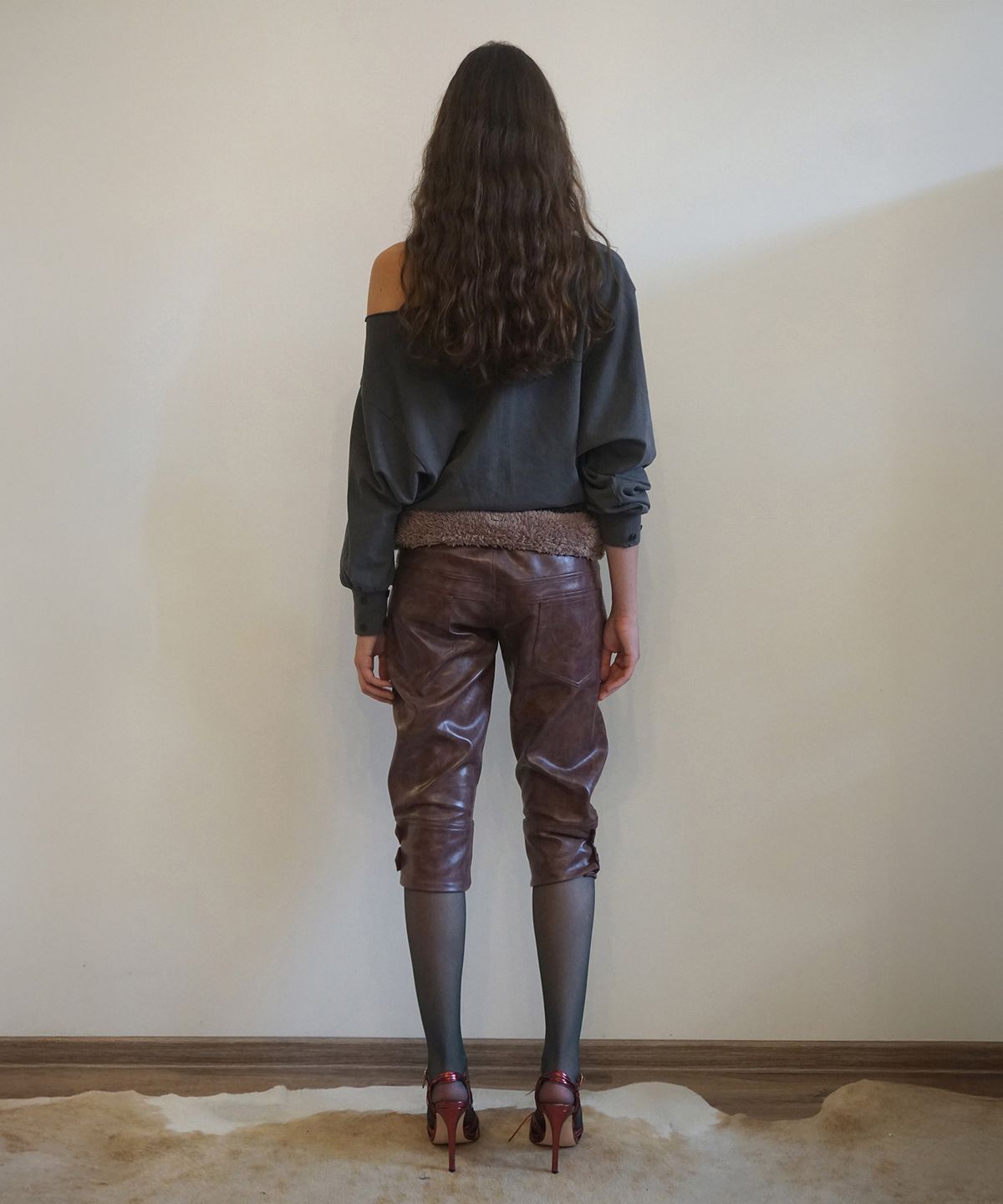 스컬프터(SCULPTOR) Boho Washed Off-Shoulder Tee Charcoal