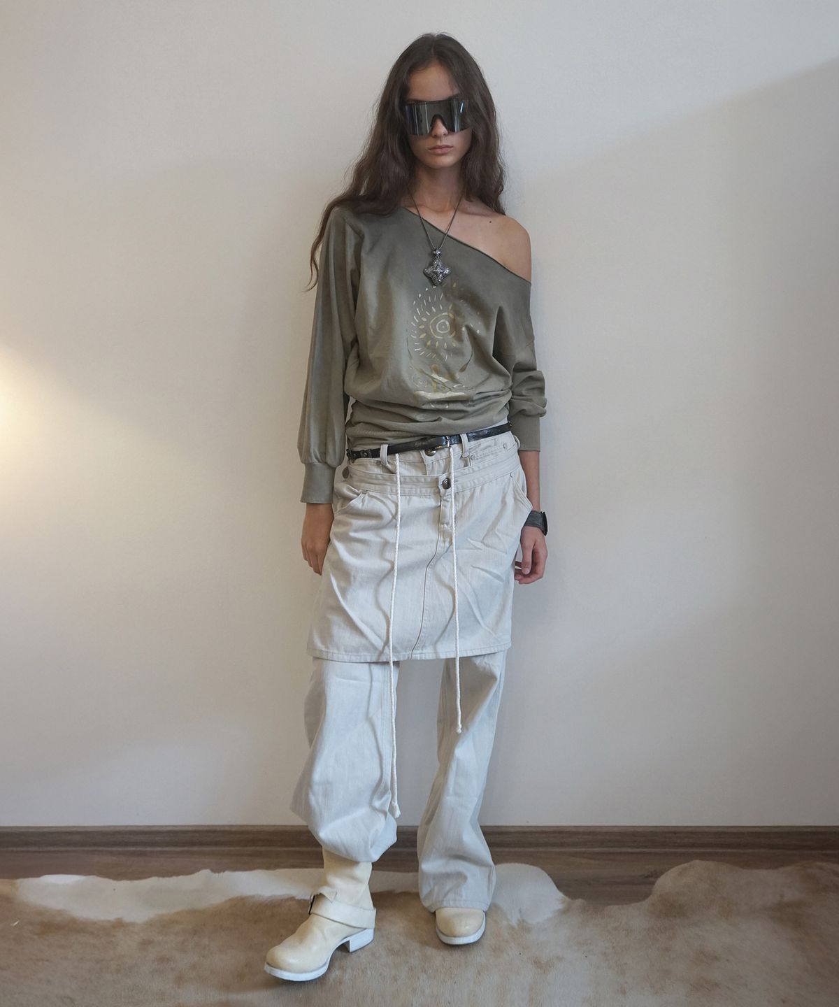스컬프터(SCULPTOR) Boho Washed Off-Shoulder Tee Khaki