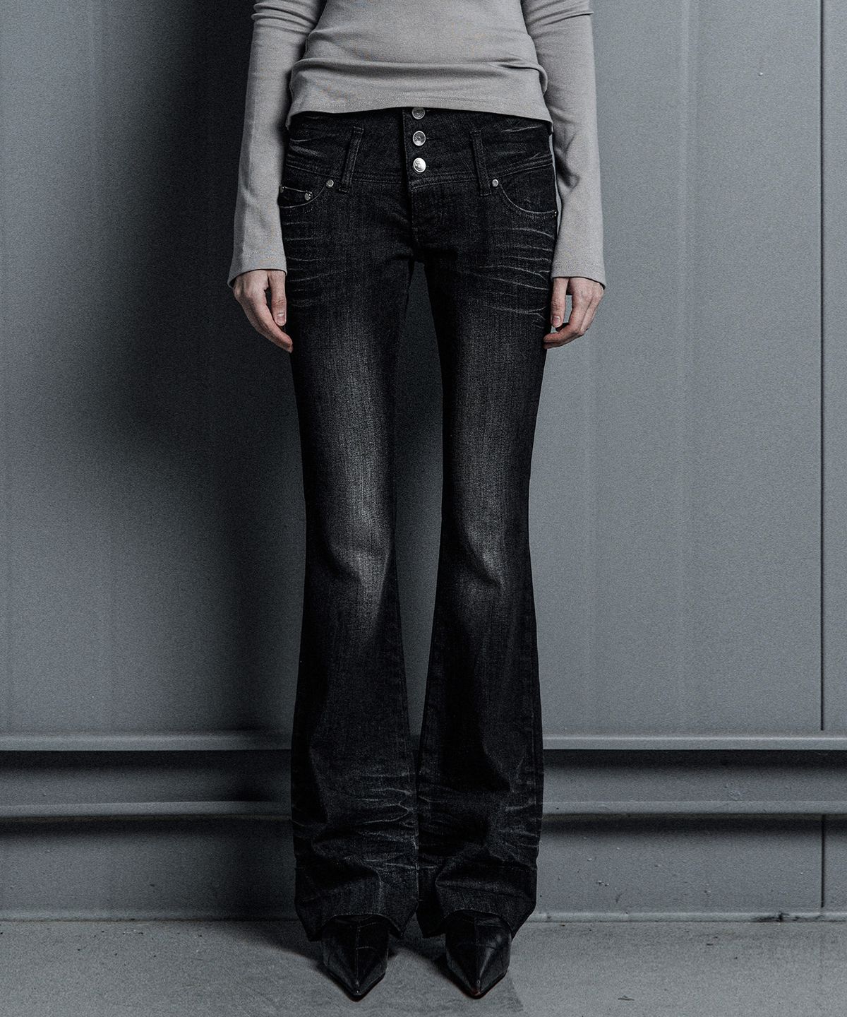 코베트(COVETT) LOW BRUSHED BOOTCUT JEANS