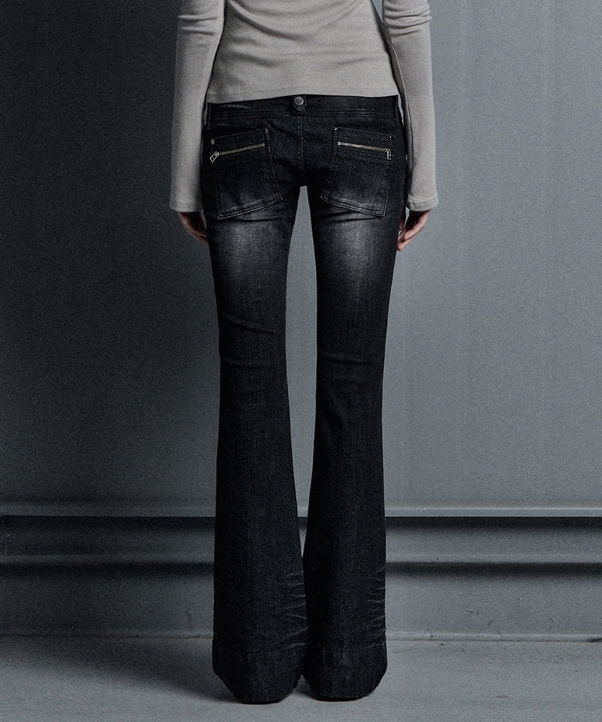 코베트(COVETT) LOW BRUSHED BOOTCUT JEANS
