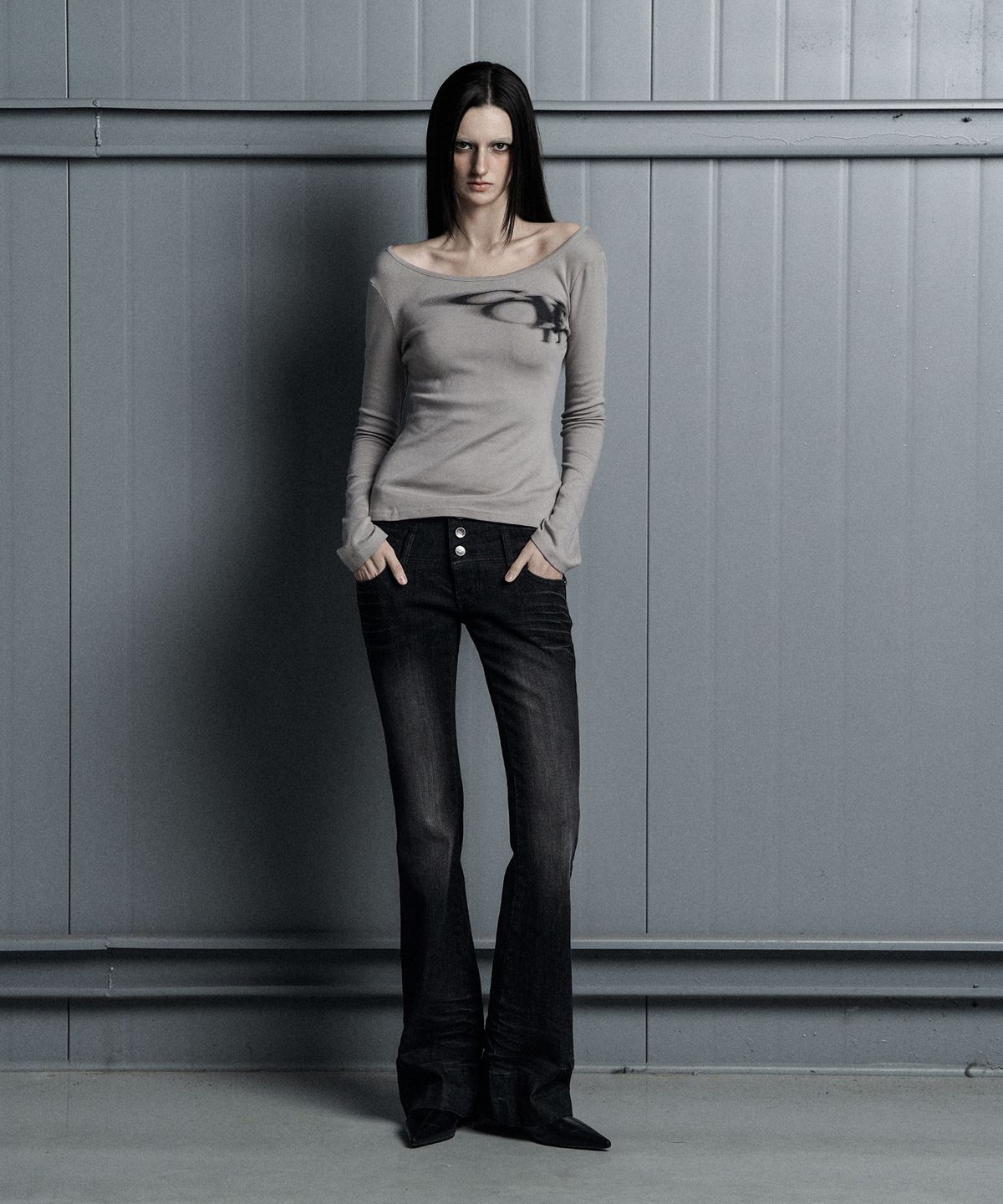 코베트(COVETT) LOW BRUSHED BOOTCUT JEANS