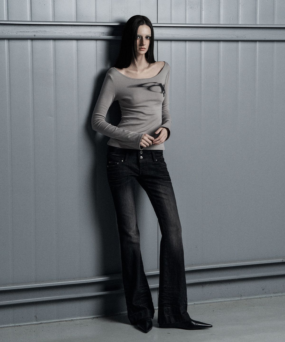 코베트(COVETT) LOW BRUSHED BOOTCUT JEANS