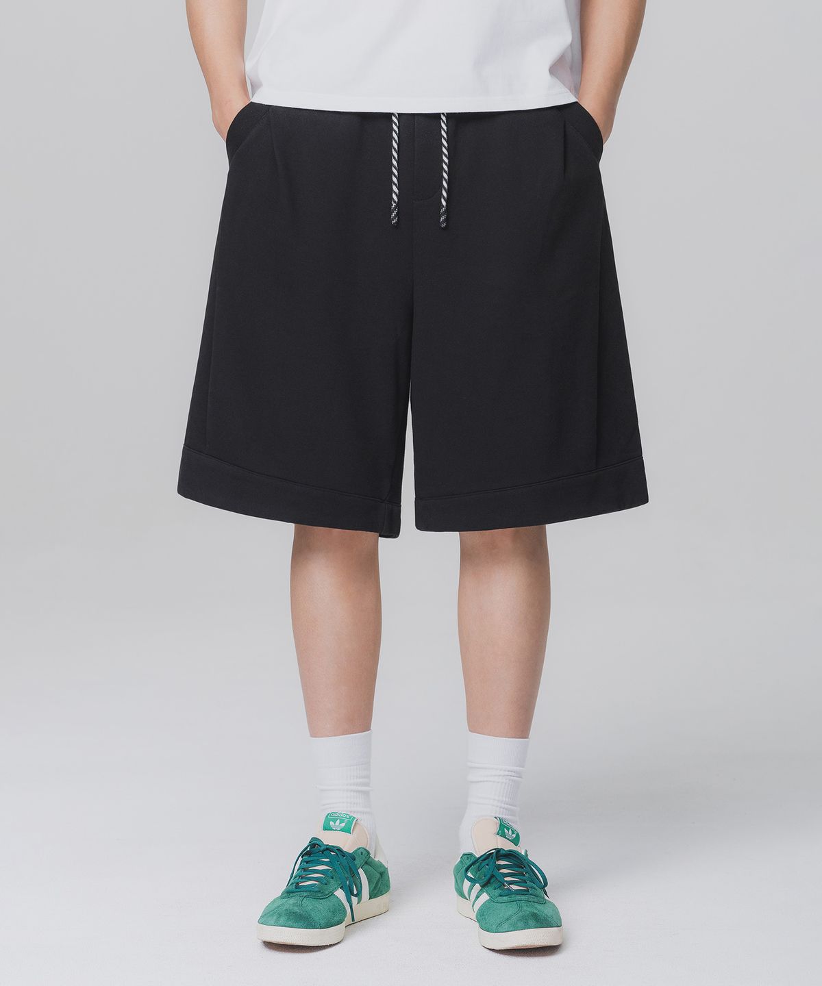 앨빈클로(ALVINCLO) 스트링 포인트 투턱 버뮤다 스웨트 팬츠 DLX2941 (2 COLOR)
