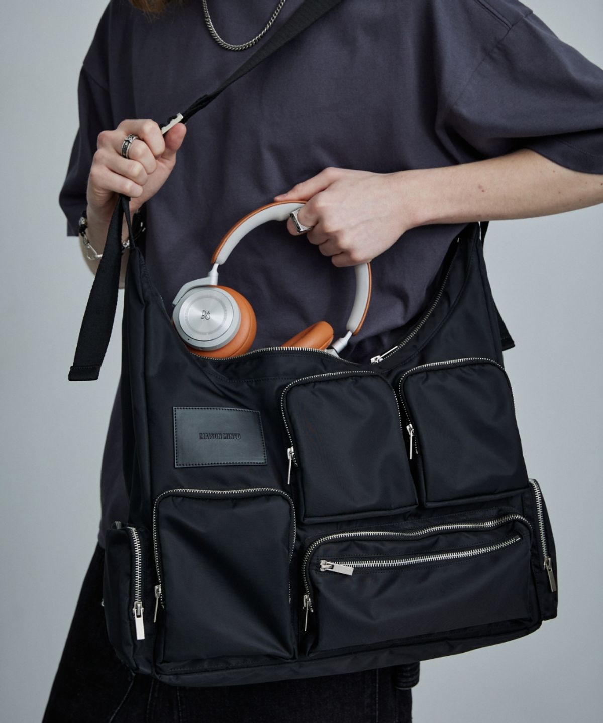 메종미네드(MAISON MINED) MULTI POCKET CROSS BAG