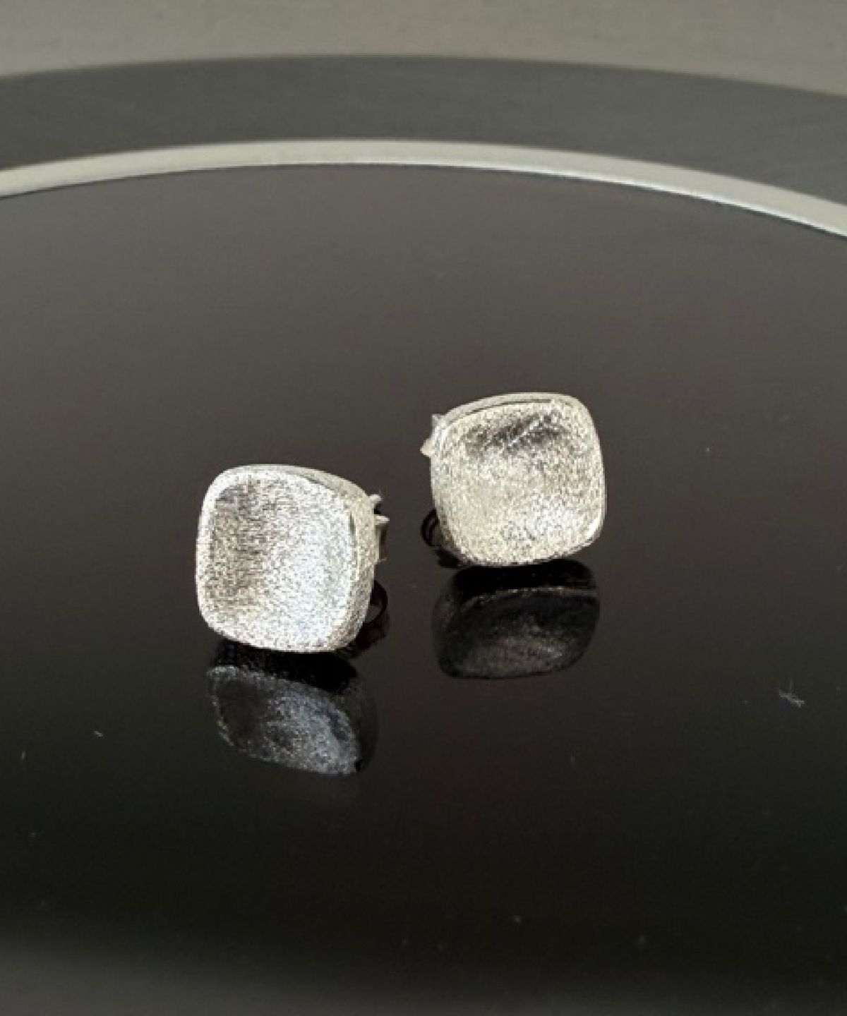 바라두(BARADU) 925 Matte square stud earrings