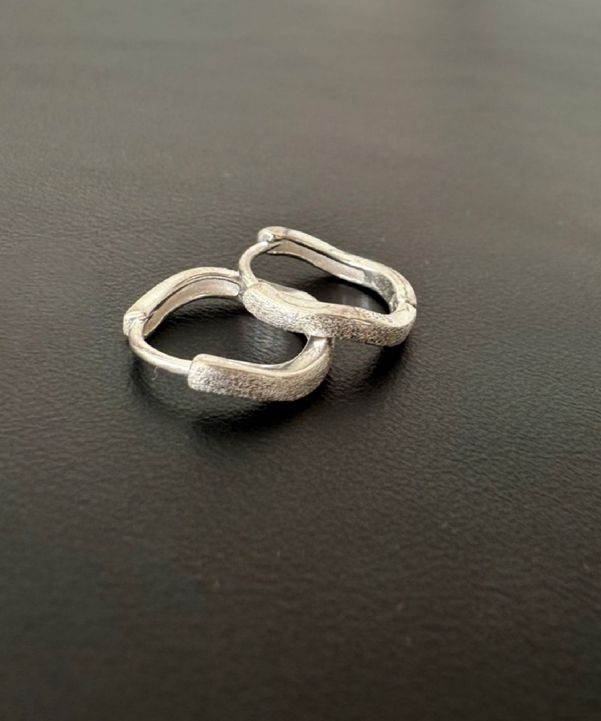 바라두(BARADU) 925 Matte wave hoop earrings