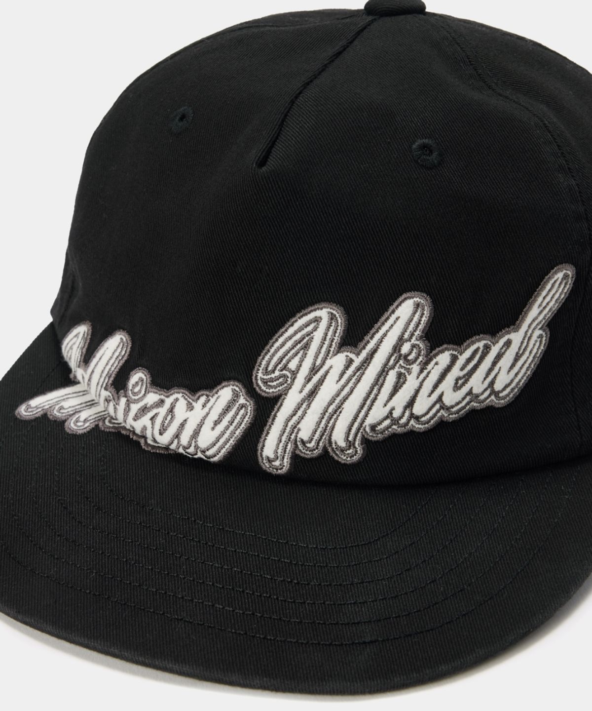 메종미네드(MAISON MINED) SCRIPT TYPE APPLIQUE BALL CAP BLACK