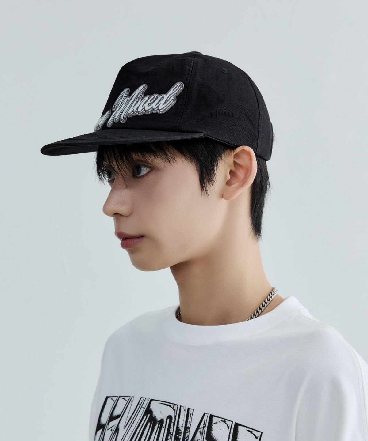 메종미네드(MAISON MINED) SCRIPT TYPE APPLIQUE BALL CAP BLACK