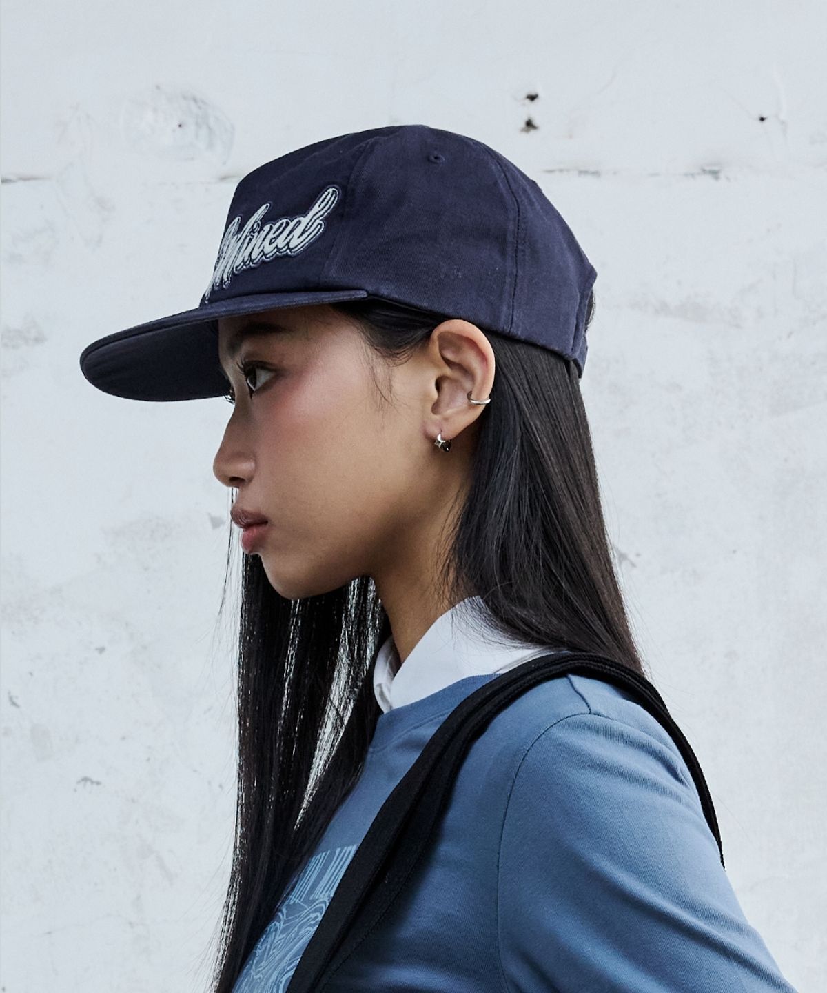 메종미네드(MAISON MINED) SCRIPT TYPE APPLIQUE BALL CAP NAVY