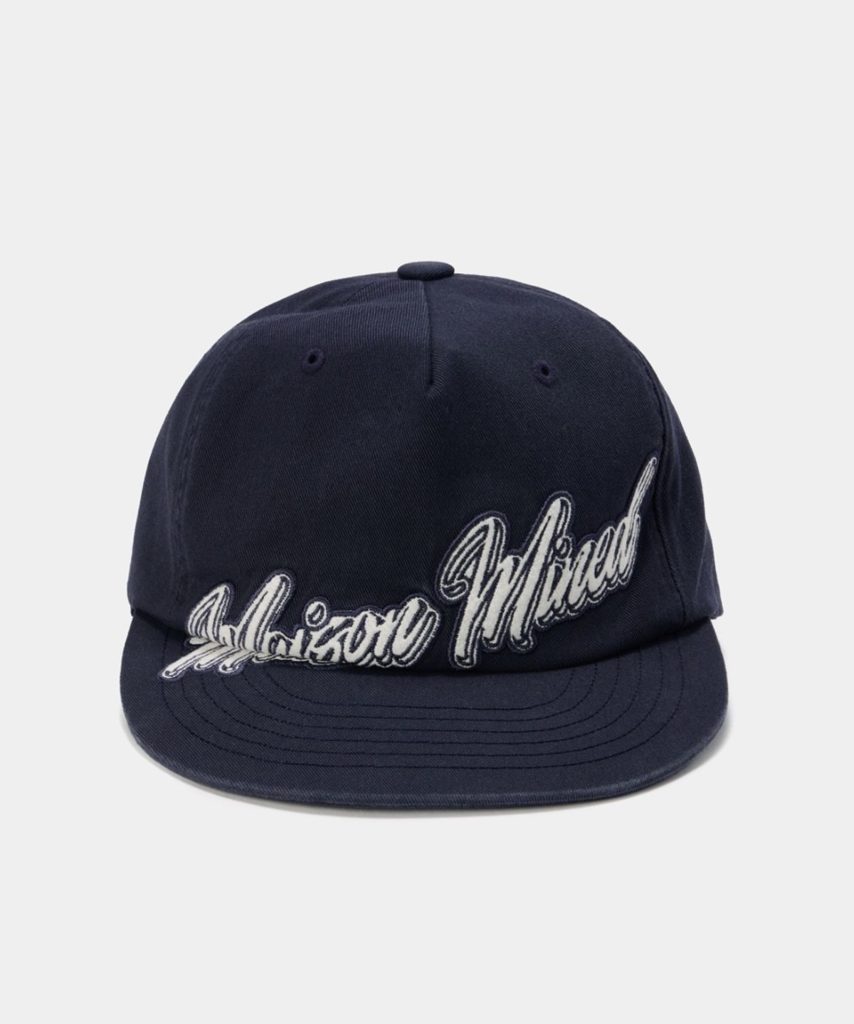 메종미네드(MAISON MINED) SCRIPT TYPE APPLIQUE BALL CAP NAVY