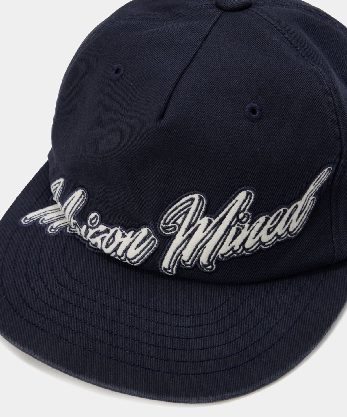 메종미네드(MAISON MINED) SCRIPT TYPE APPLIQUE BALL CAP NAVY