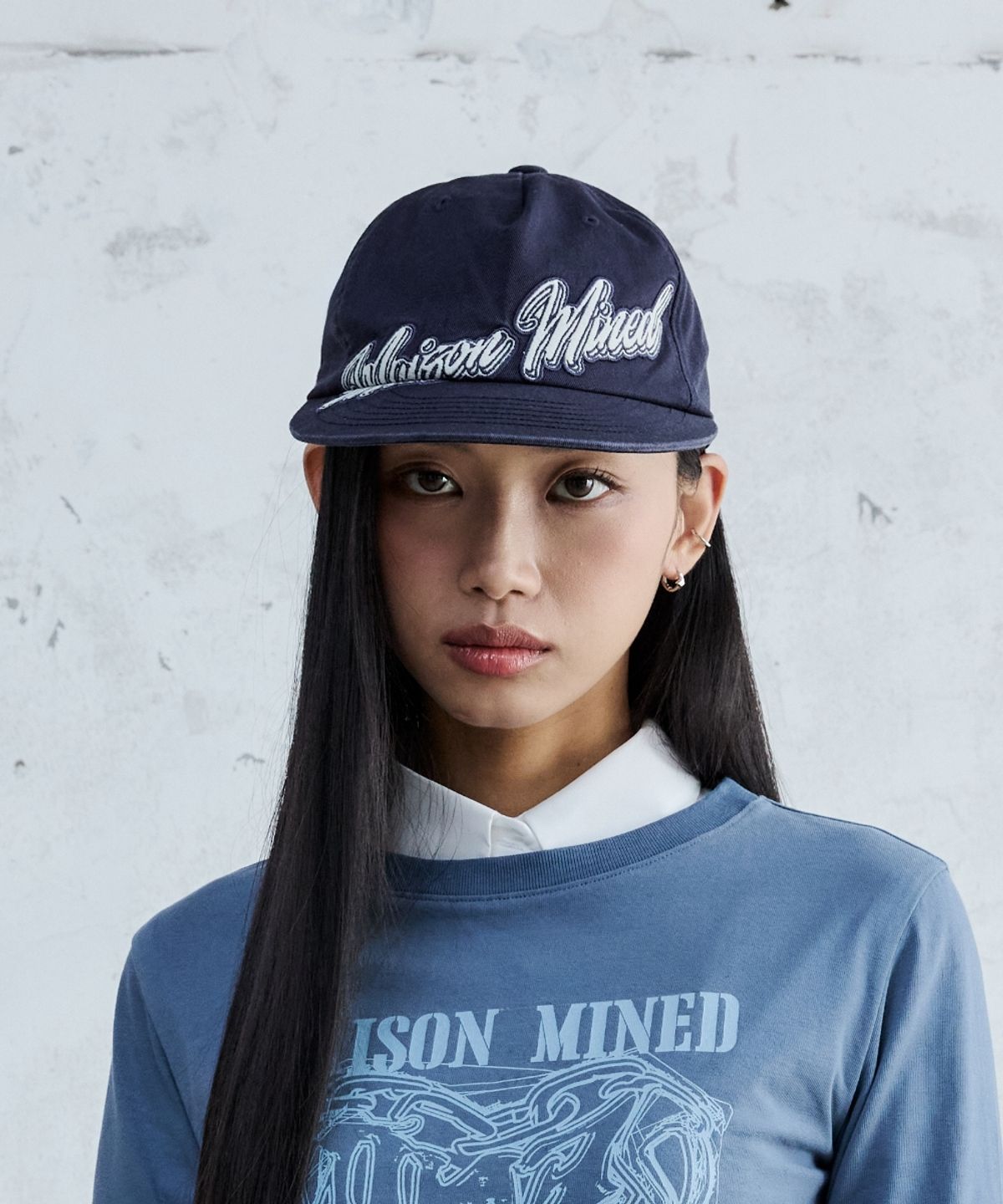 메종미네드(MAISON MINED) SCRIPT TYPE APPLIQUE BALL CAP NAVY