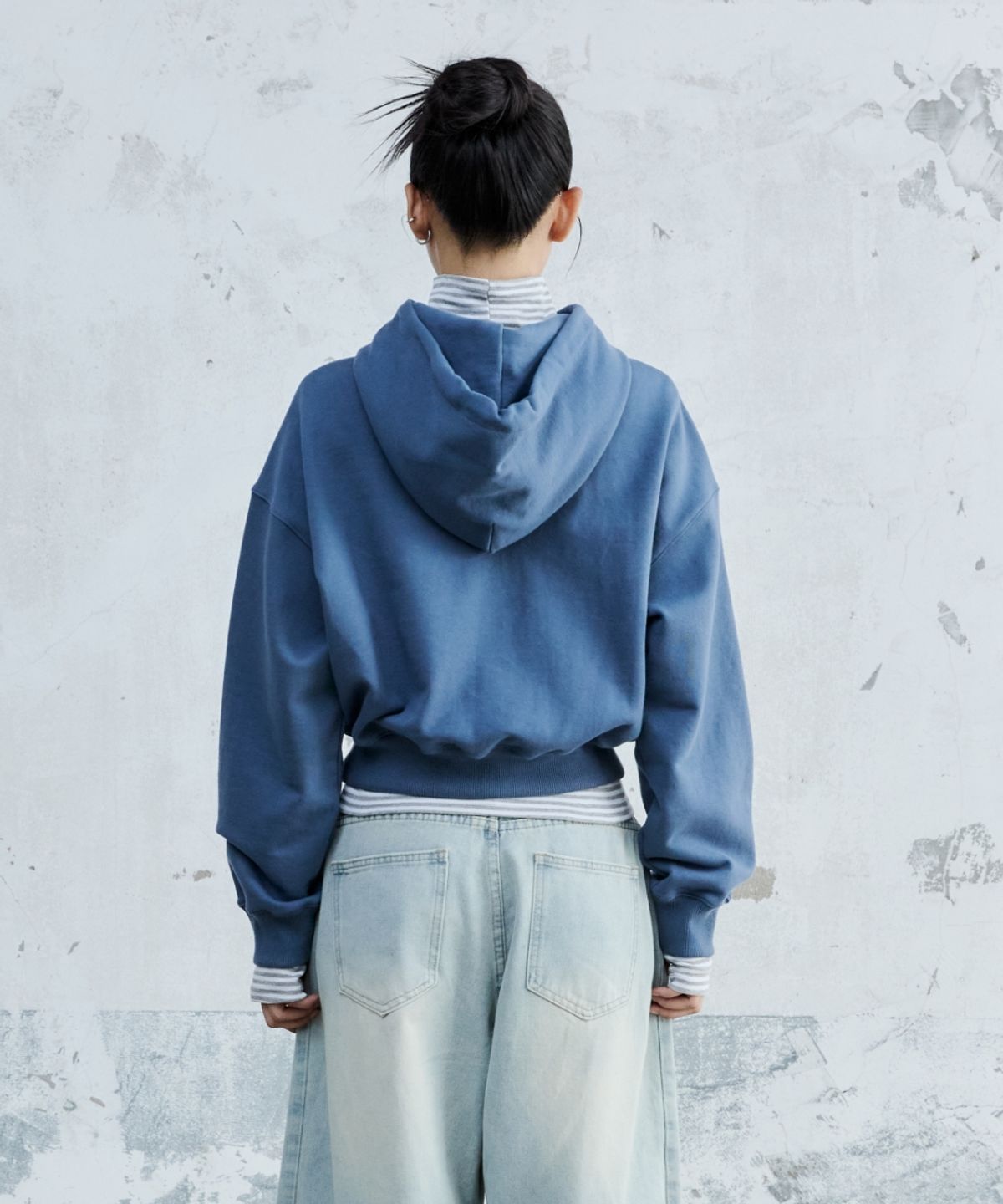 메종미네드(MAISON MINED) (W) DOODLE HEART CROP HOODIE BLUE GRAY