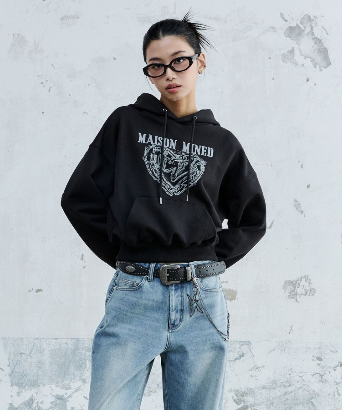 메종미네드(MAISON MINED) (W) DOODLE HEART CROP HOODIE BLACK