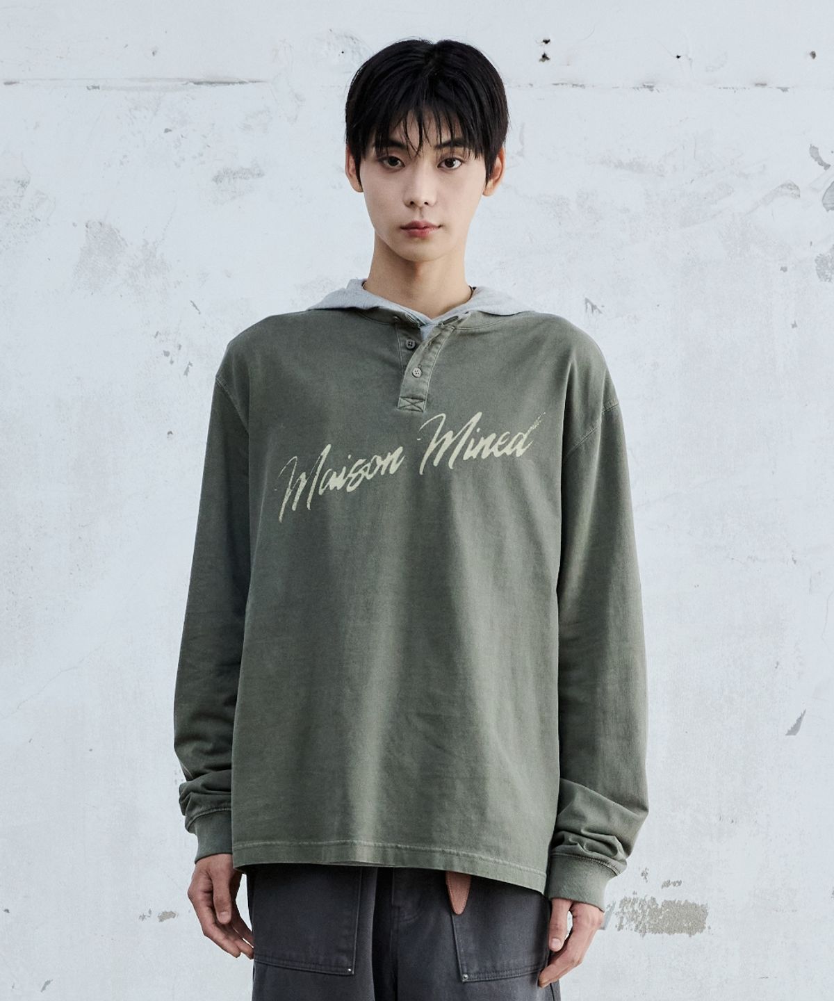 메종미네드(MAISON MINED) SCRIPT TYPE HENLEY NECK LONG SLEEVE KHAKI
