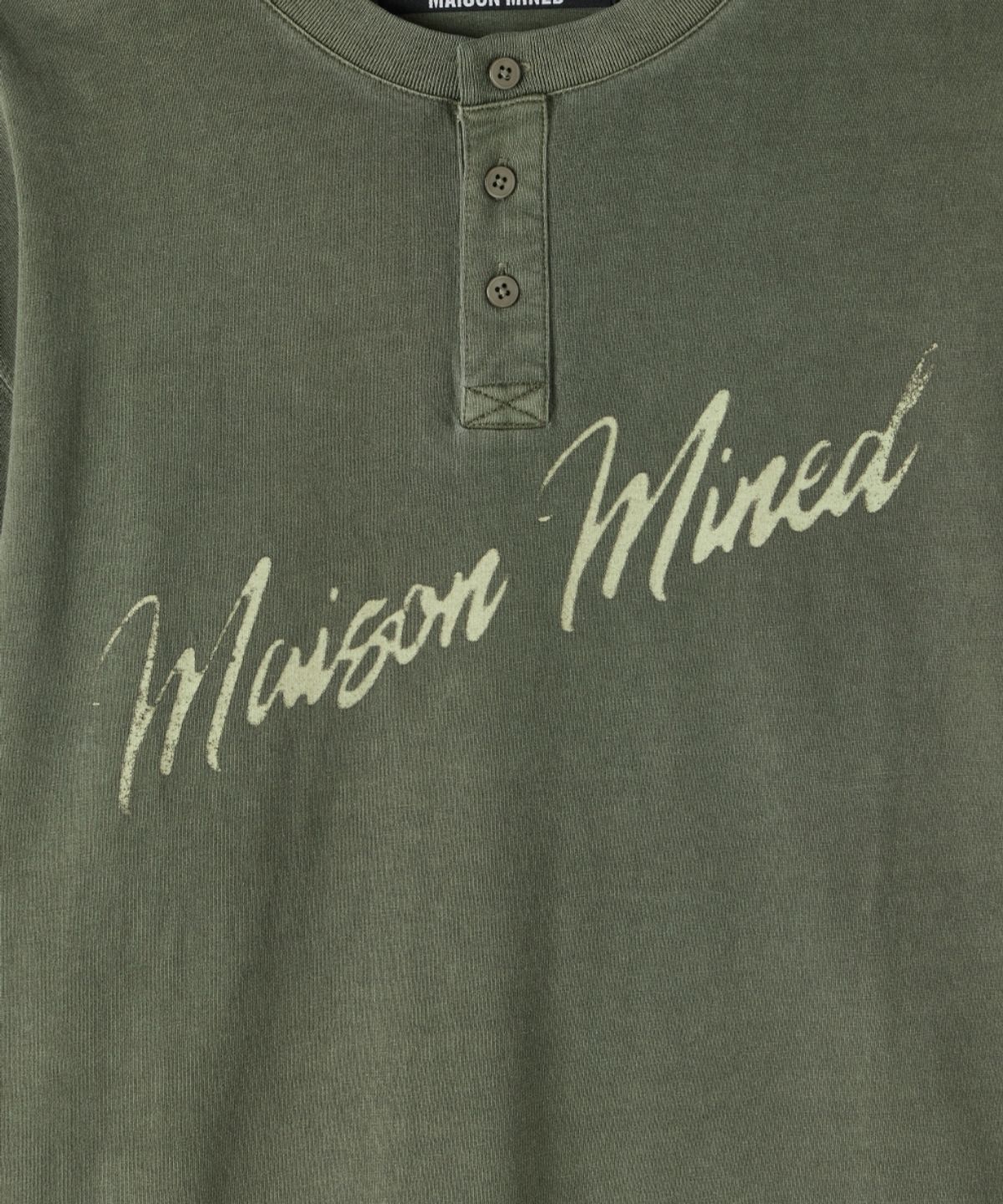 메종미네드(MAISON MINED) SCRIPT TYPE HENLEY NECK LONG SLEEVE KHAKI