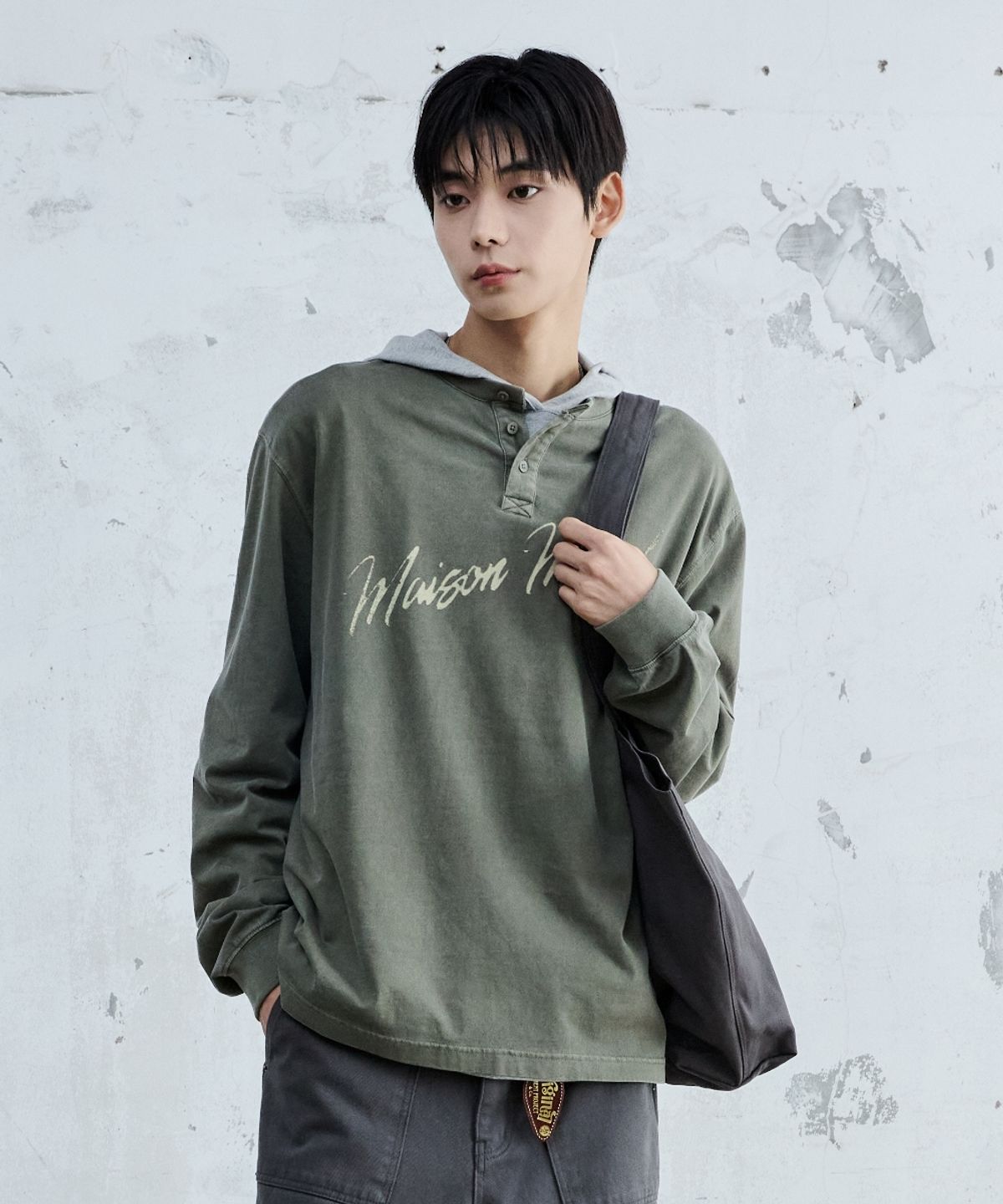 메종미네드(MAISON MINED) SCRIPT TYPE HENLEY NECK LONG SLEEVE KHAKI