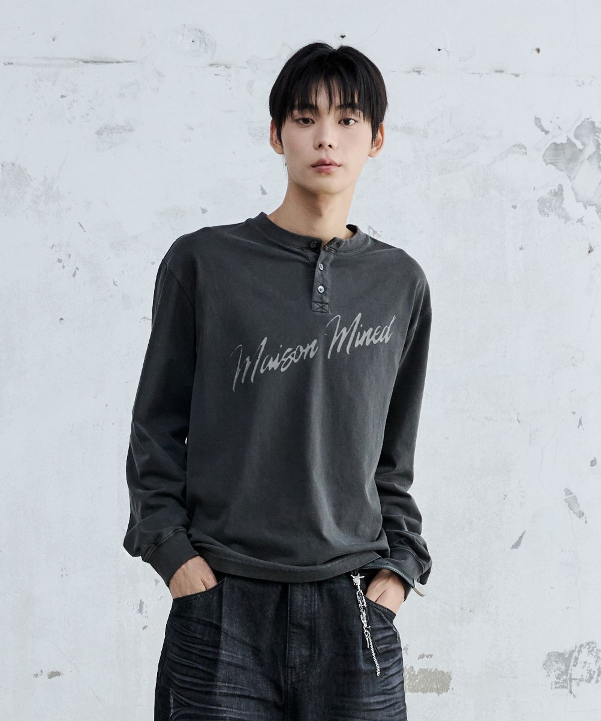 메종미네드(MAISON MINED) SCRIPT TYPE HENLEY NECK LONG SLEEVE BLACK