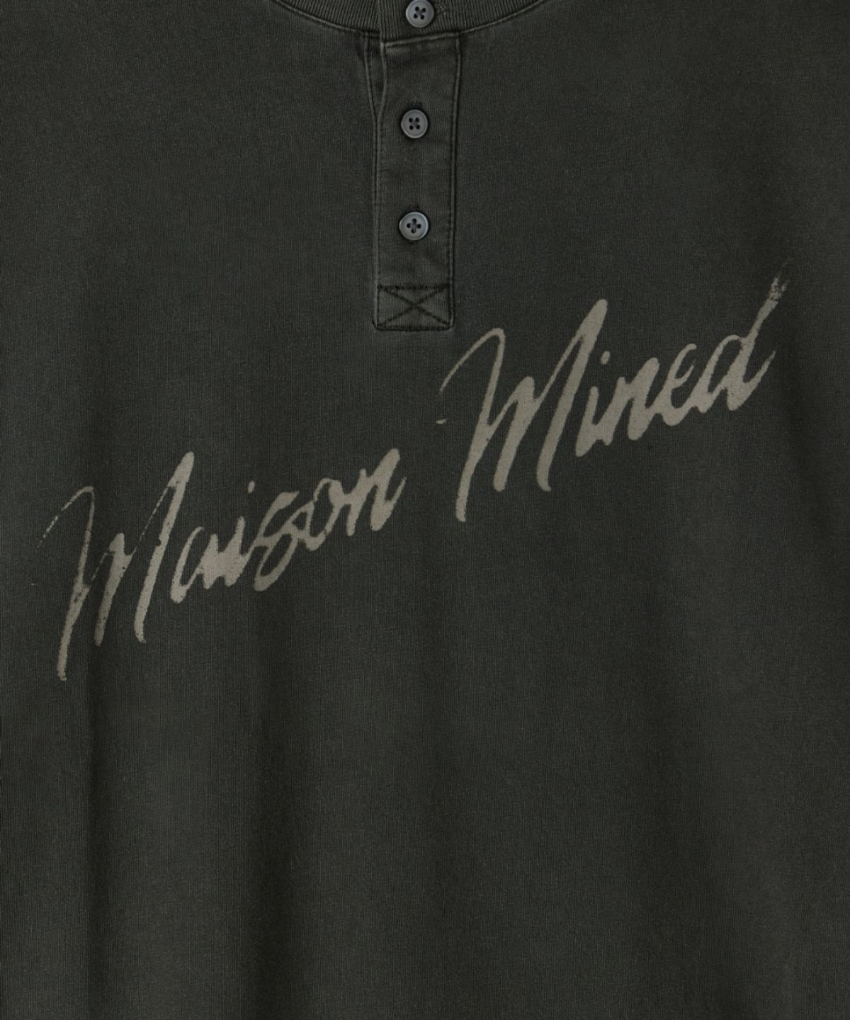 메종미네드(MAISON MINED) SCRIPT TYPE HENLEY NECK LONG SLEEVE BLACK