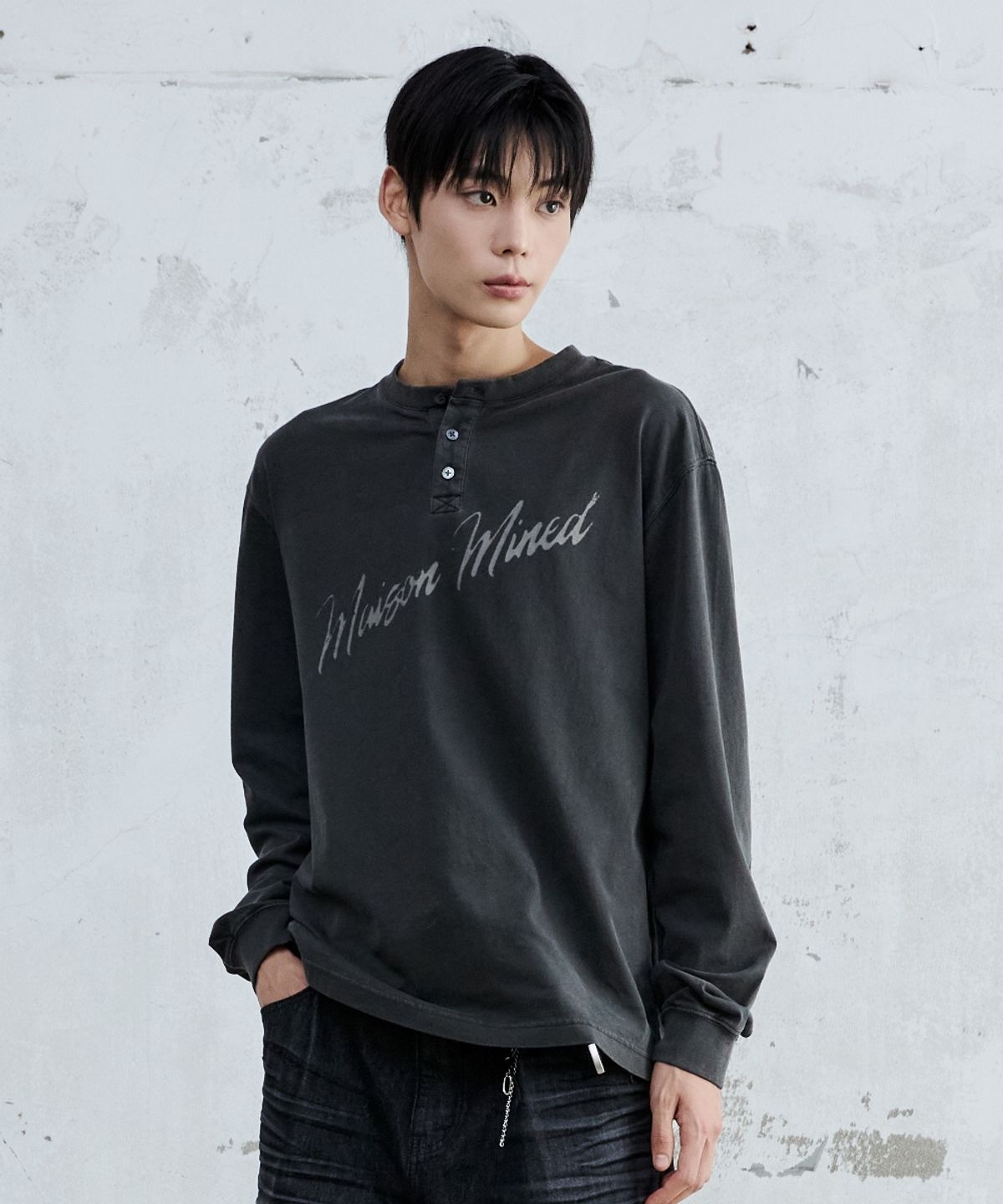 메종미네드(MAISON MINED) SCRIPT TYPE HENLEY NECK LONG SLEEVE BLACK