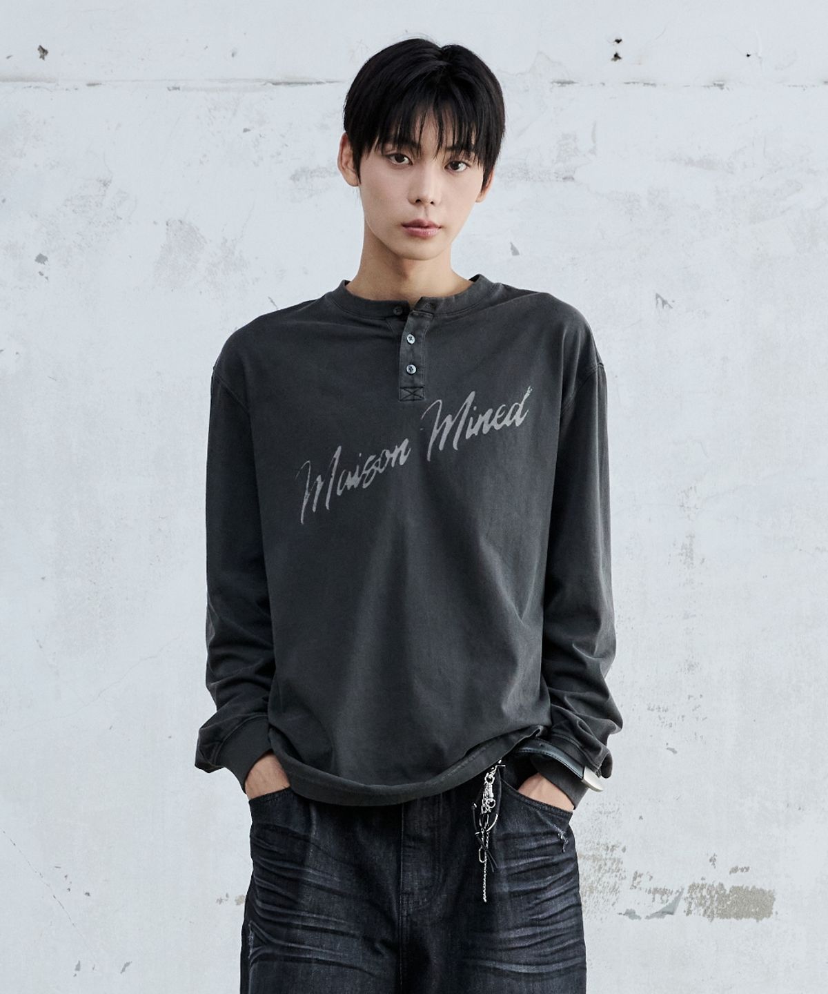 메종미네드(MAISON MINED) SCRIPT TYPE HENLEY NECK LONG SLEEVE BLACK
