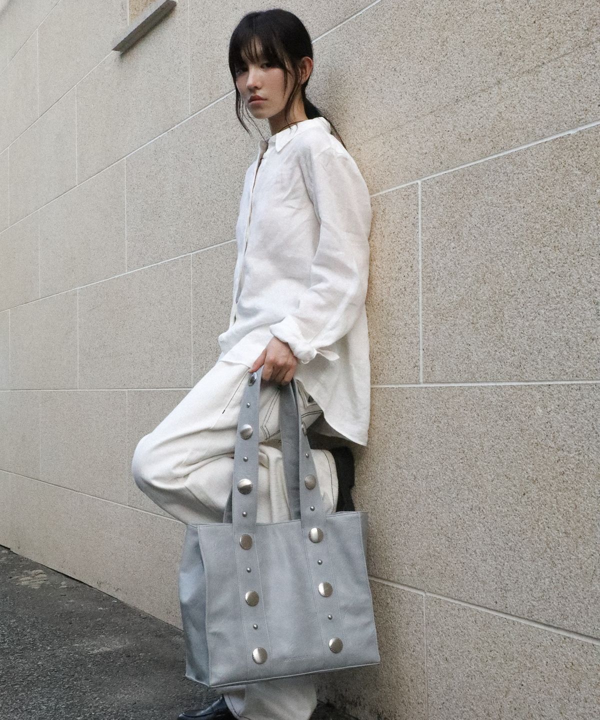이우가마카라스(IUGAMAKARAS) Big Studded Shopper Bag (Sky Blue)