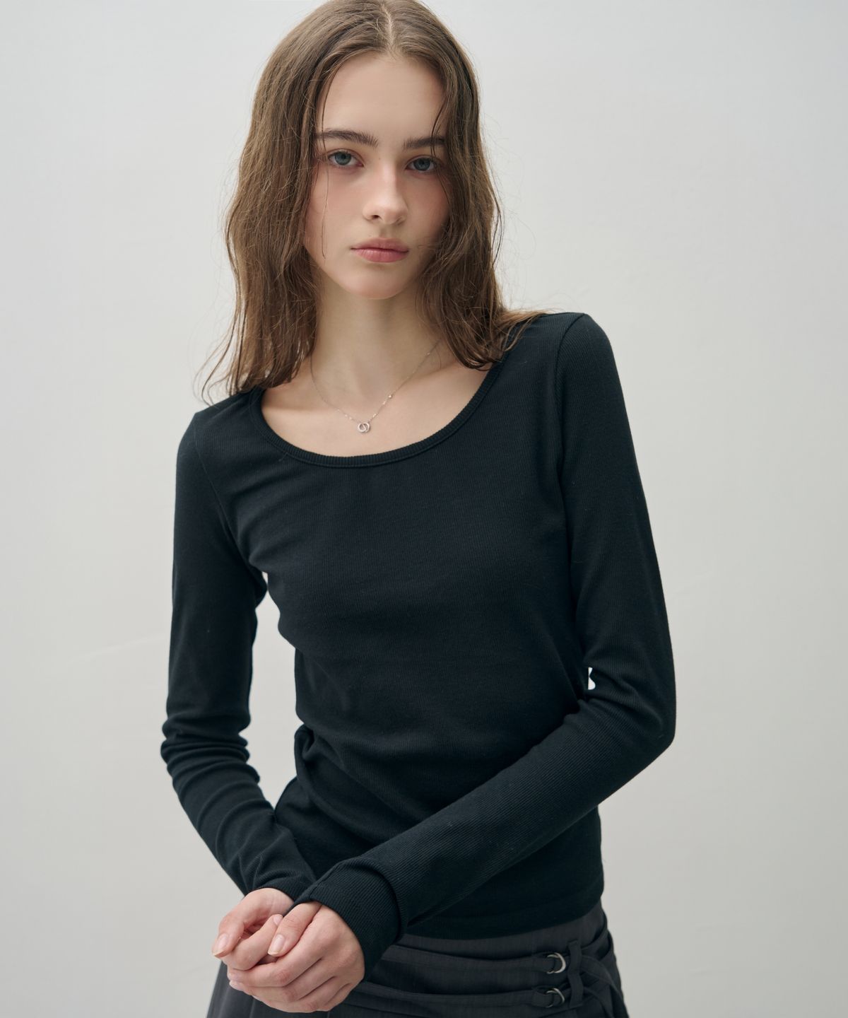 레더리(LEATHERY) 스쿱넥 리브드 롱 슬리브 [3COLOR]