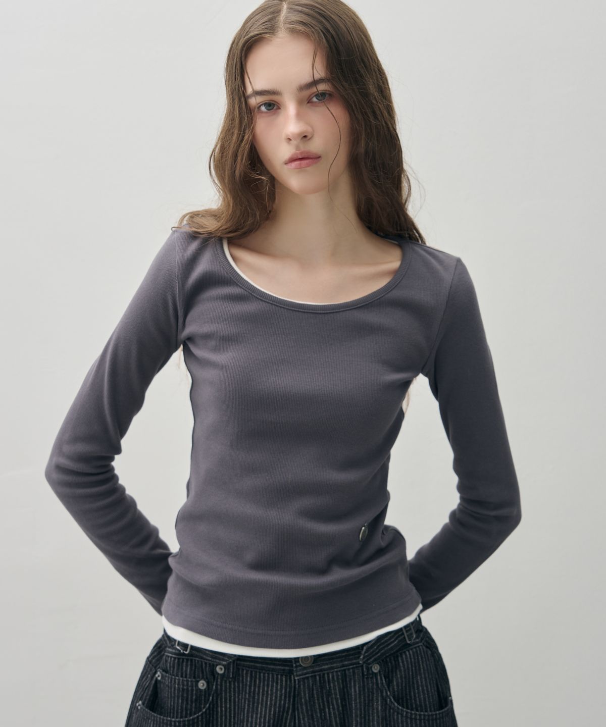 레더리(LEATHERY) 스쿱넥 리브드 롱 슬리브 [3COLOR]