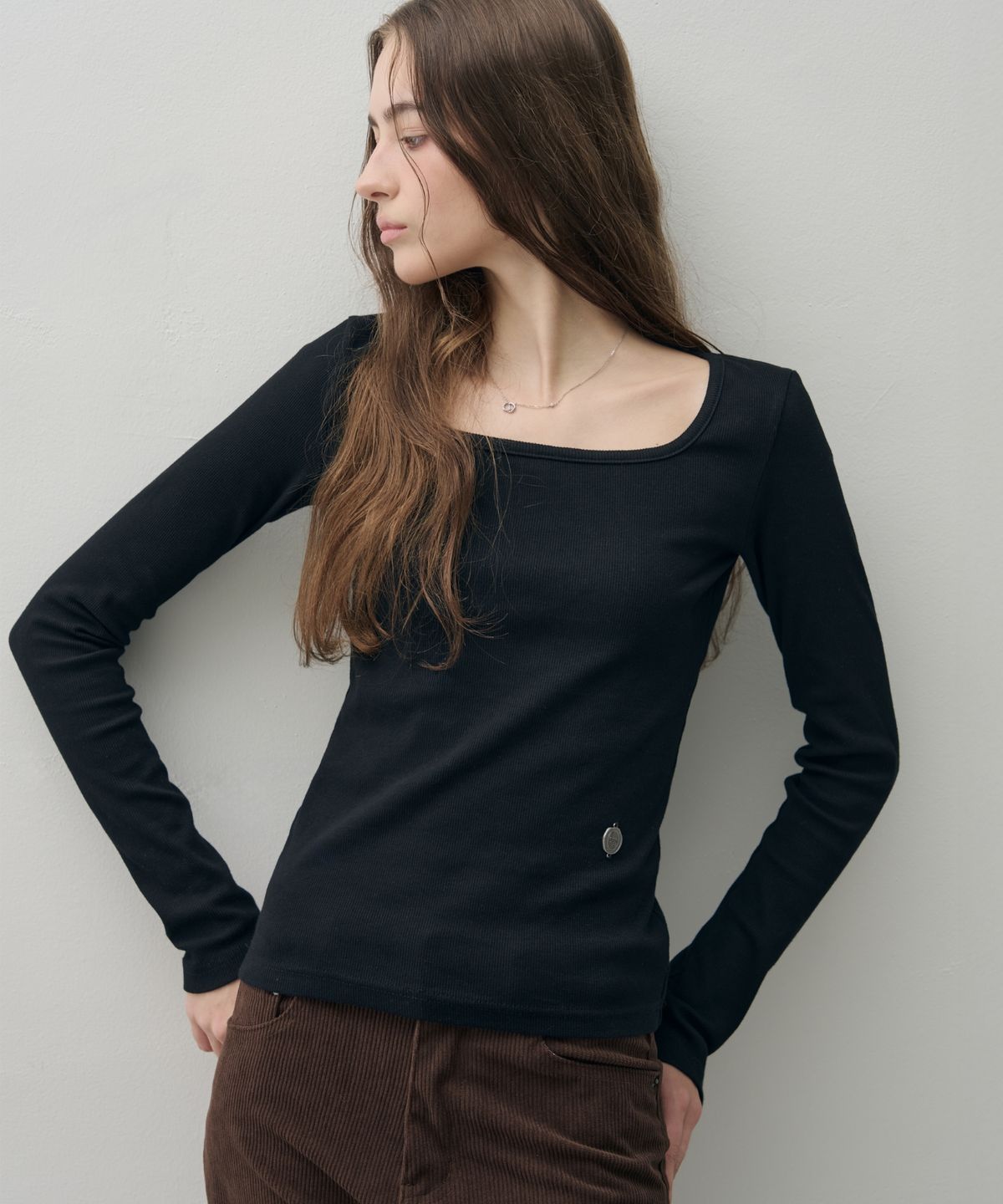 레더리(LEATHERY) 스퀘어넥 리브드 롱 슬리브 [3COLOR]