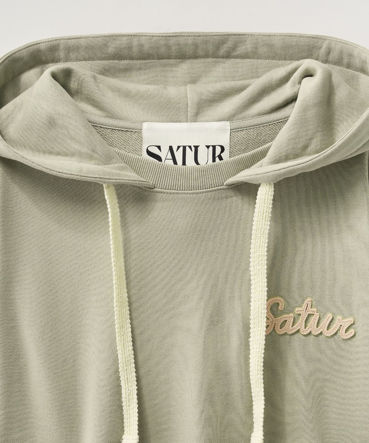 세터(SATUR) 세터 아플리케 라운드 넥 후드 티셔츠 세이지 그린