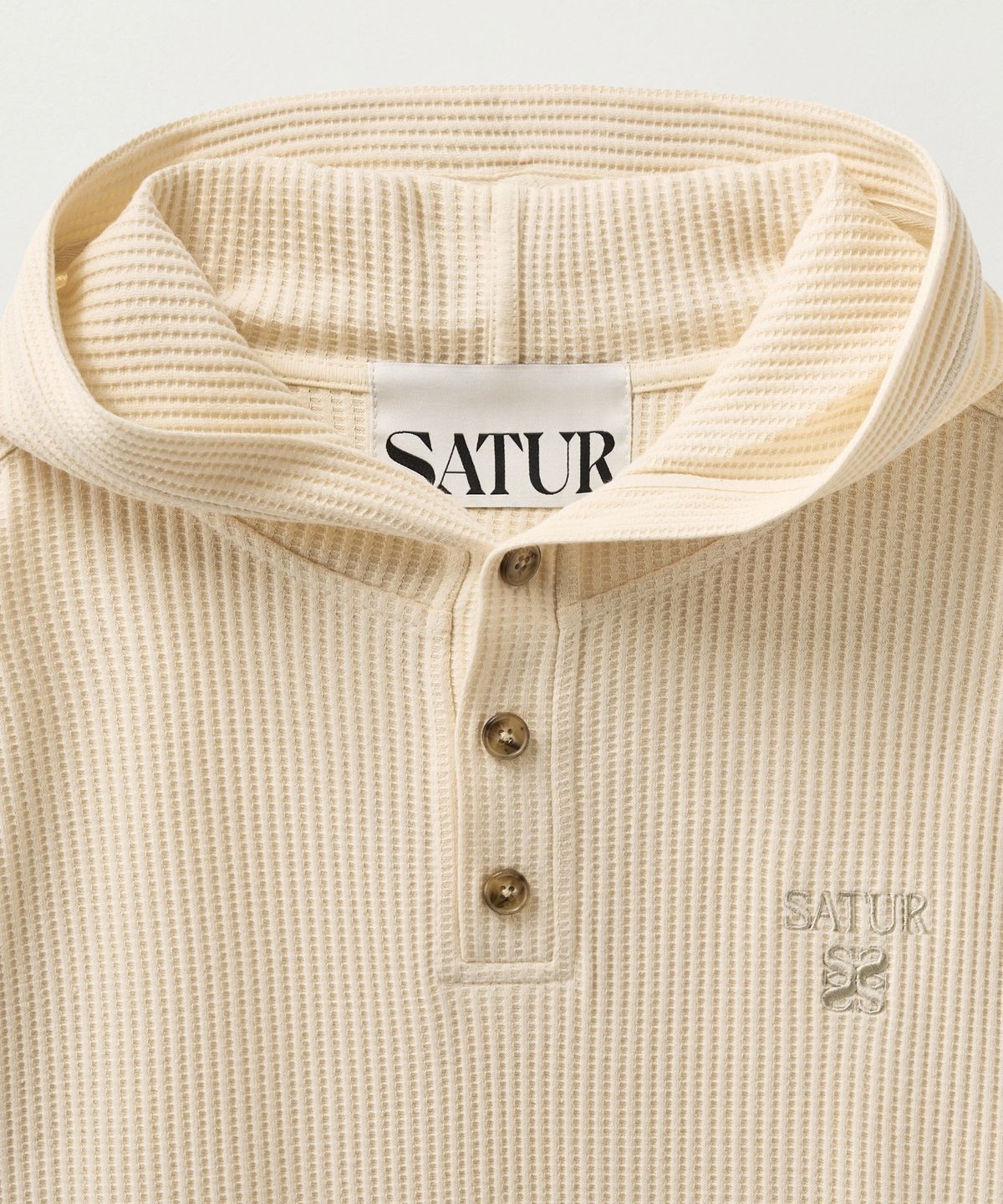 세터(SATUR) 하프 버튼 와플 후드 티셔츠 크림