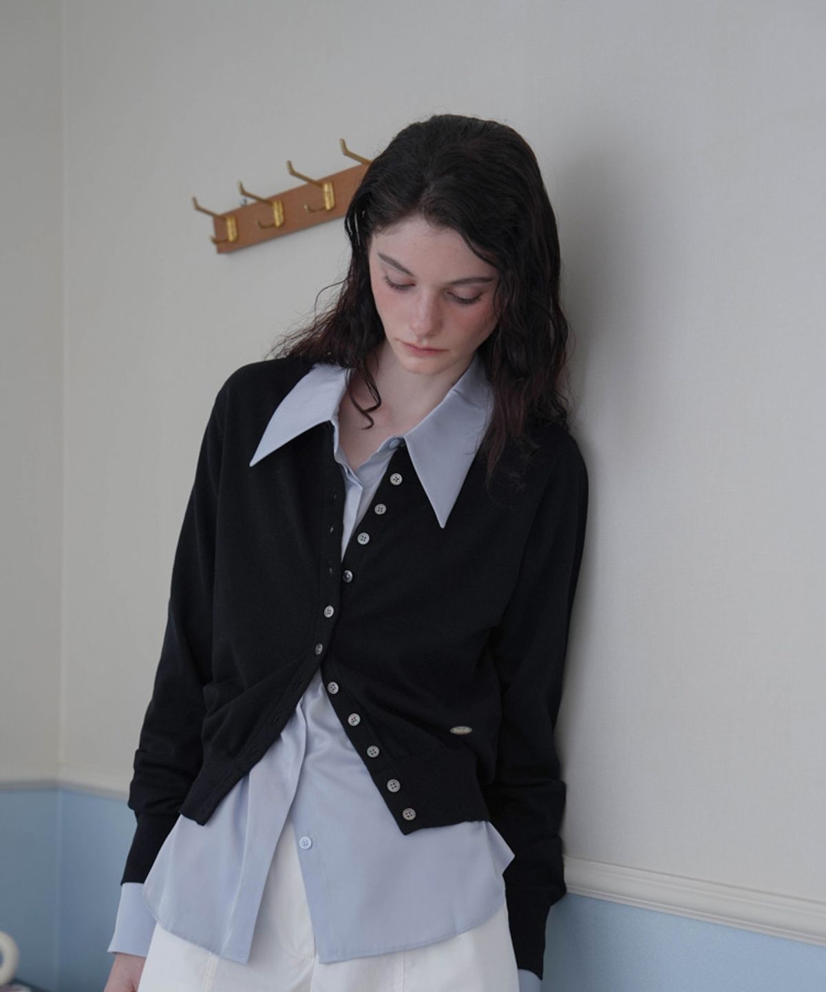 드헤베(DEHEVE) Signiture Pearl Button Cardigan [Black]