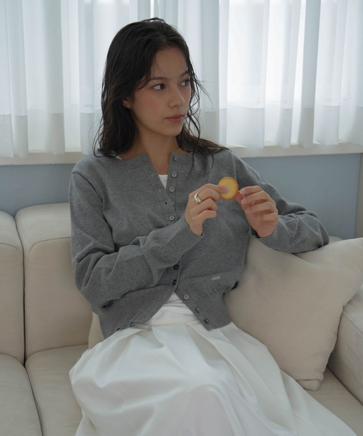 드헤베(DEHEVE) Signiture Pearl Button Cardigan [Gray]