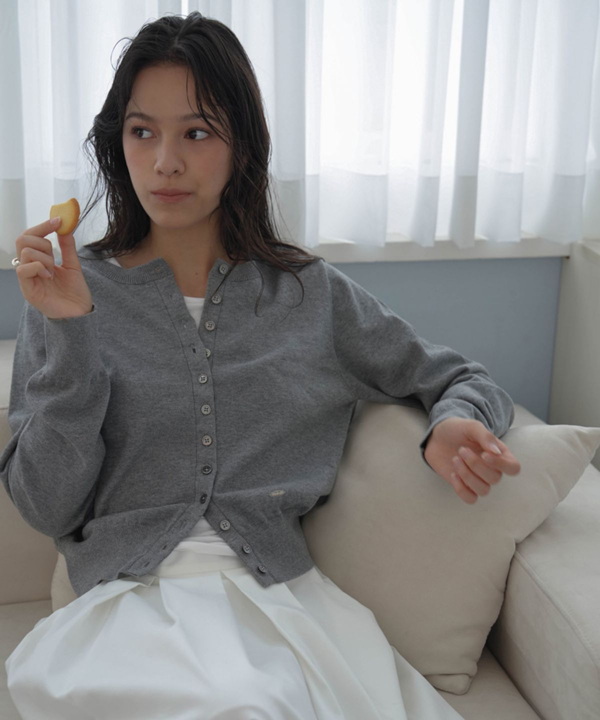 드헤베(DEHEVE) Signiture Pearl Button Cardigan [Gray]