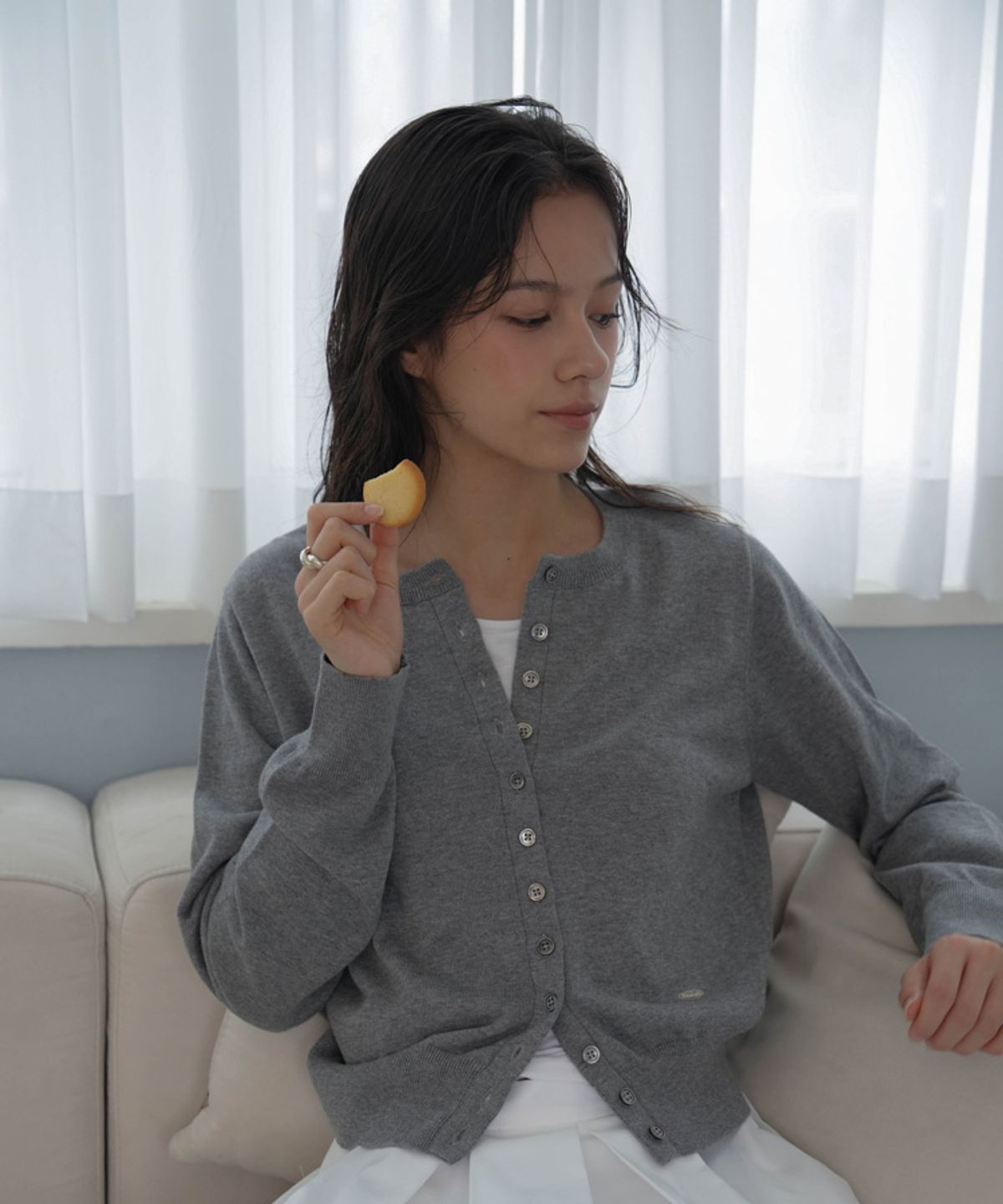드헤베(DEHEVE) Signiture Pearl Button Cardigan [Gray]