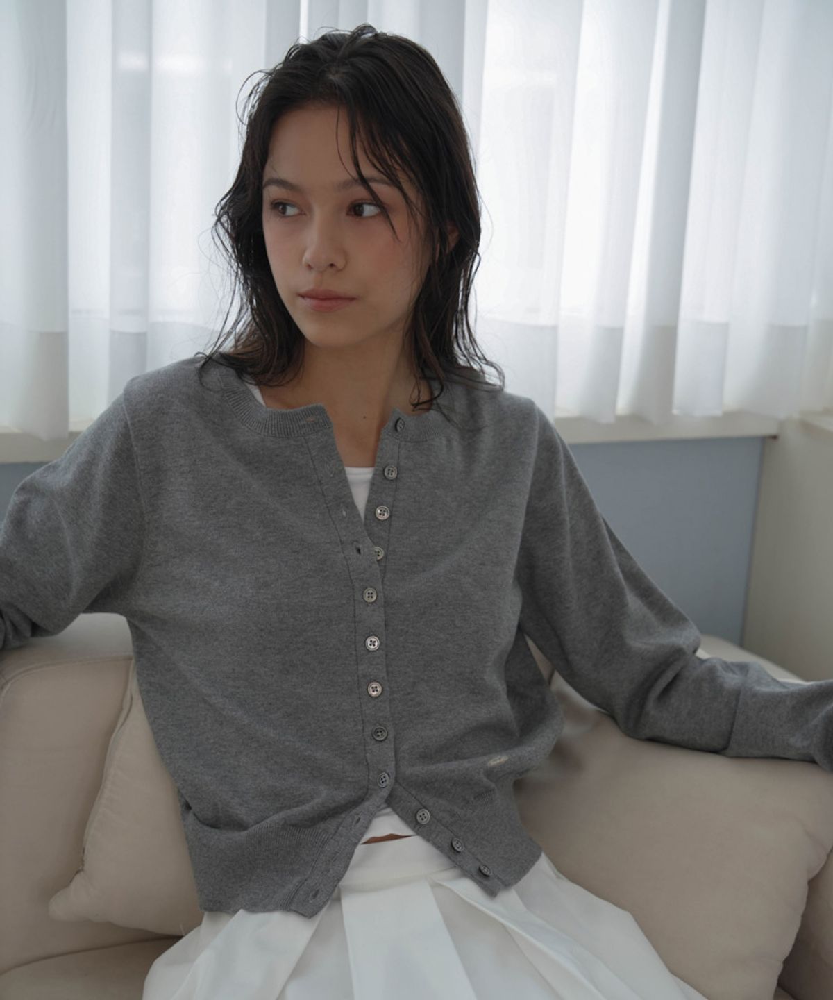 드헤베(DEHEVE) Signiture Pearl Button Cardigan [Gray]