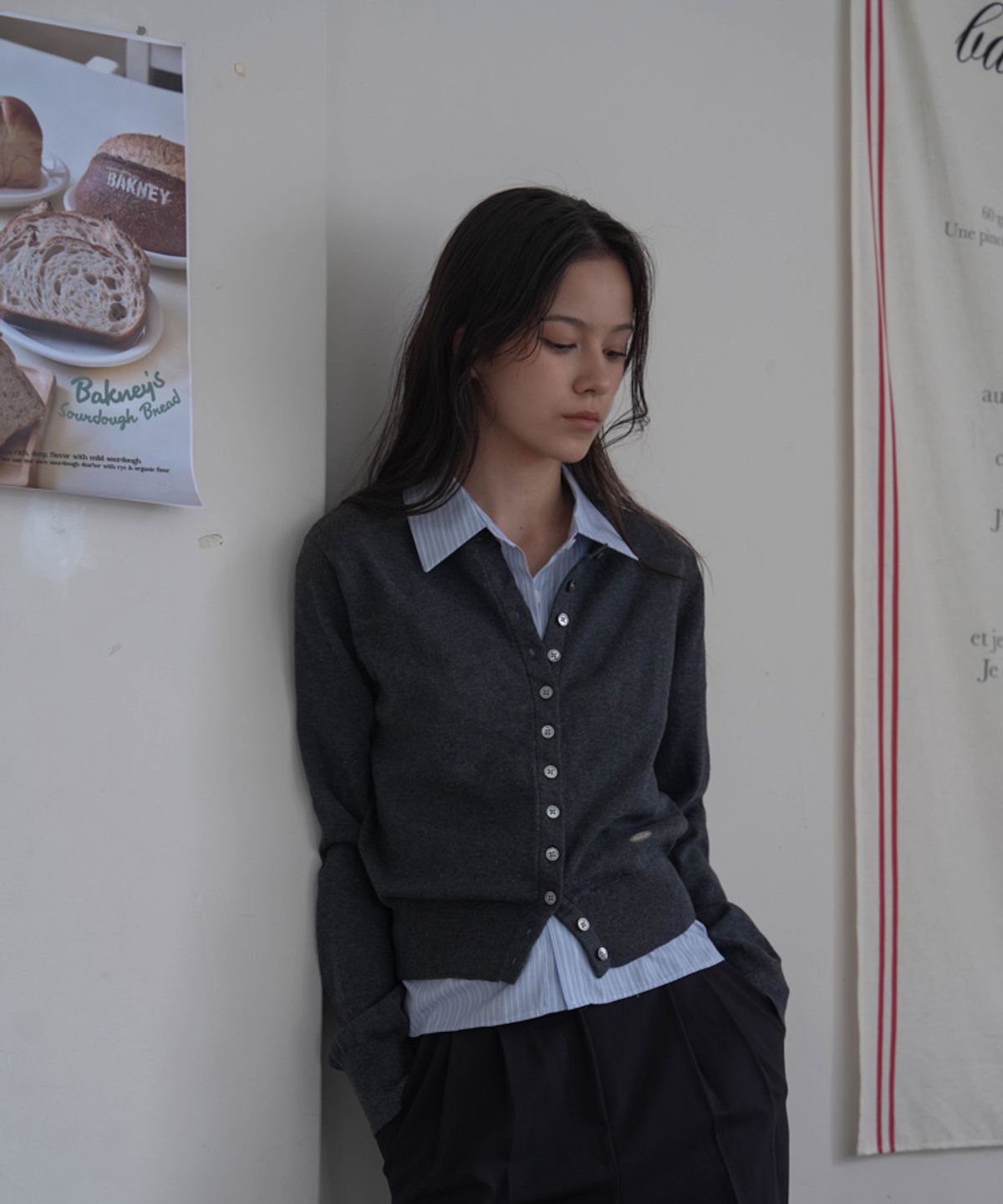 드헤베(DEHEVE) Signiture Pearl Button Cardigan [Charcoal]