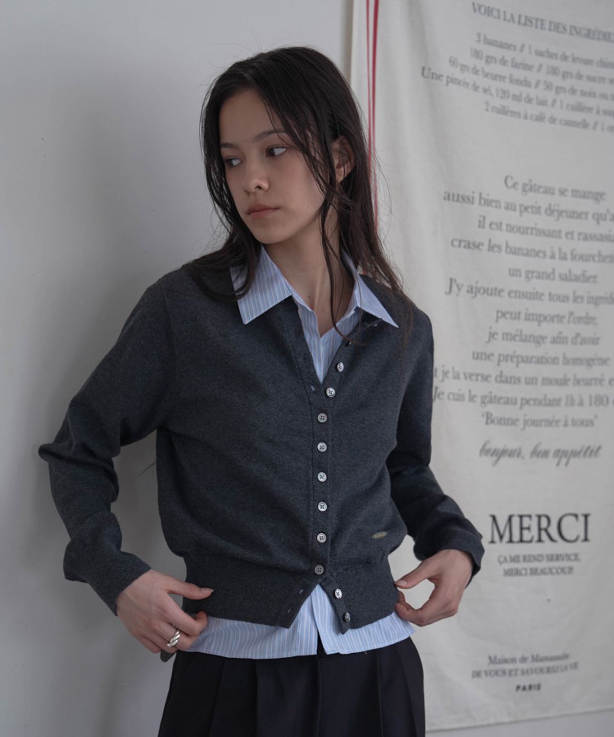 드헤베(DEHEVE) Signiture Pearl Button Cardigan [Charcoal]